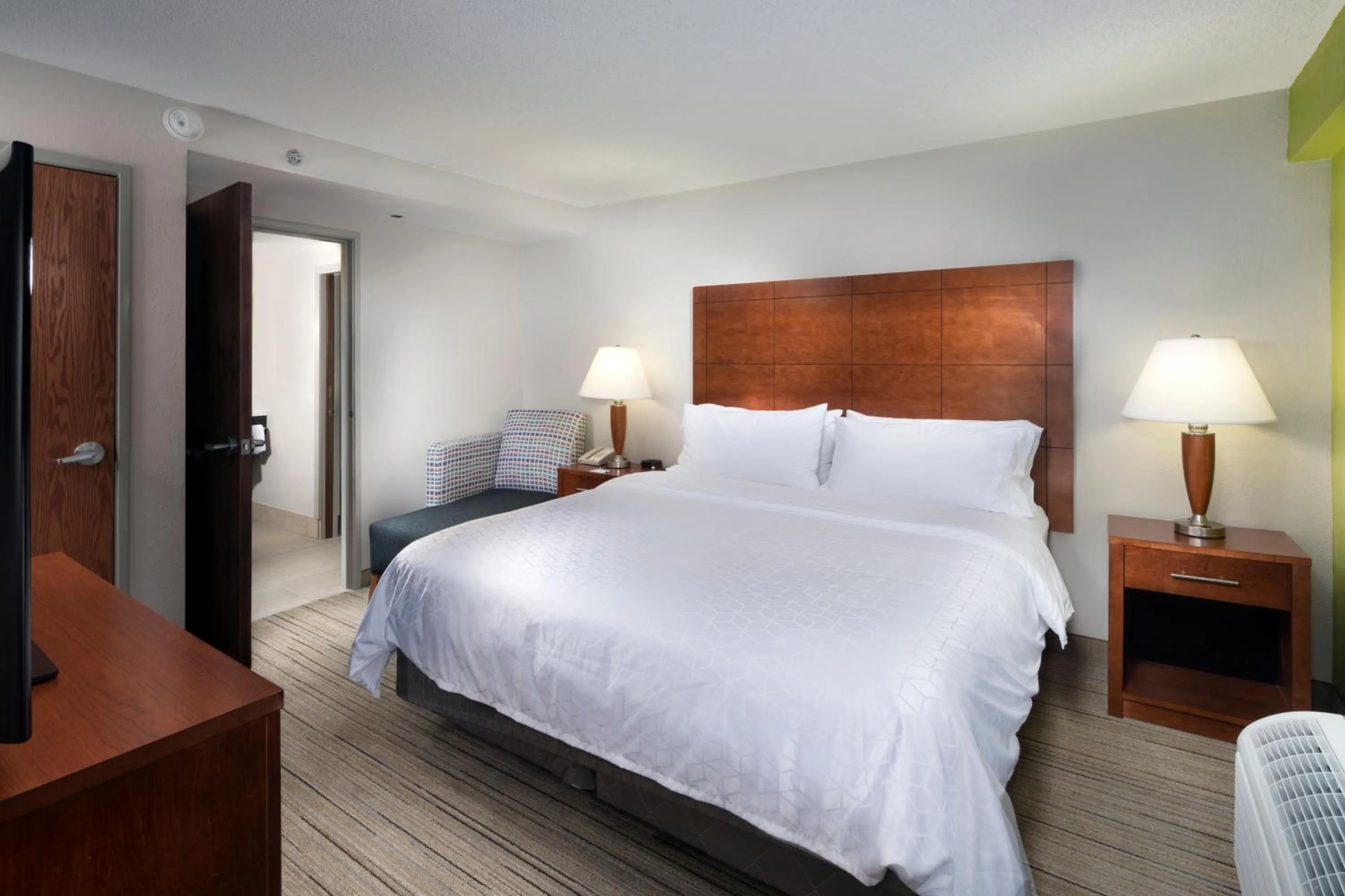 Photo of the whole room, Bed in Holiday Inn Express Middlesboro by IHG