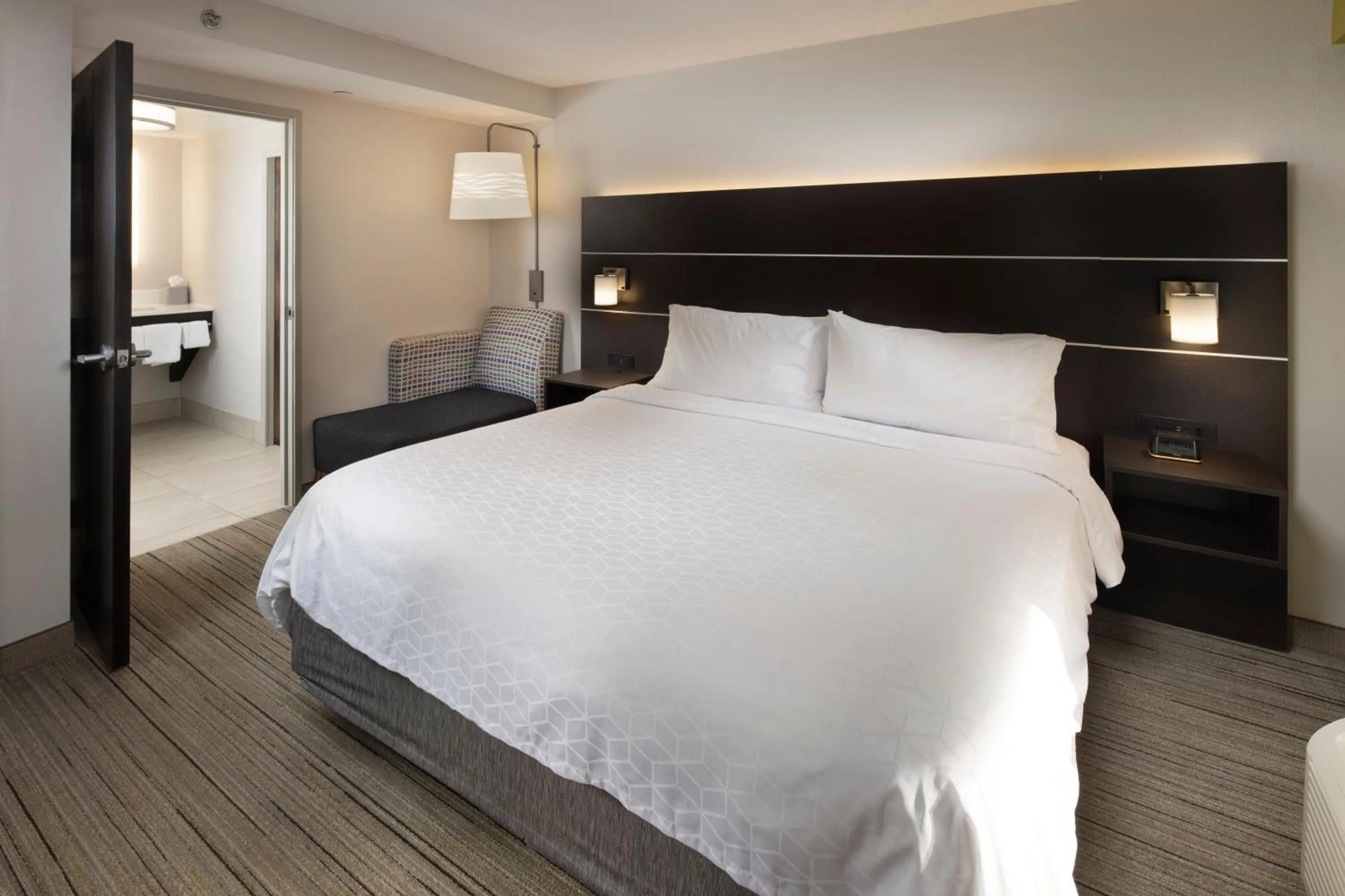 Photo of the whole room, Bed in Holiday Inn Express Middlesboro by IHG