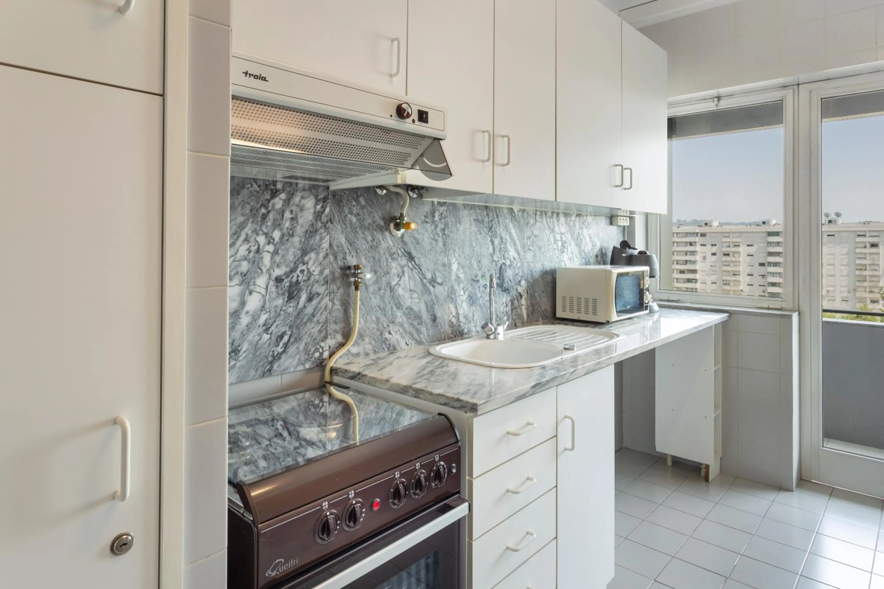 Kitchen or kitchenette in B&B HOTEL e Apartamentos Felgueiras