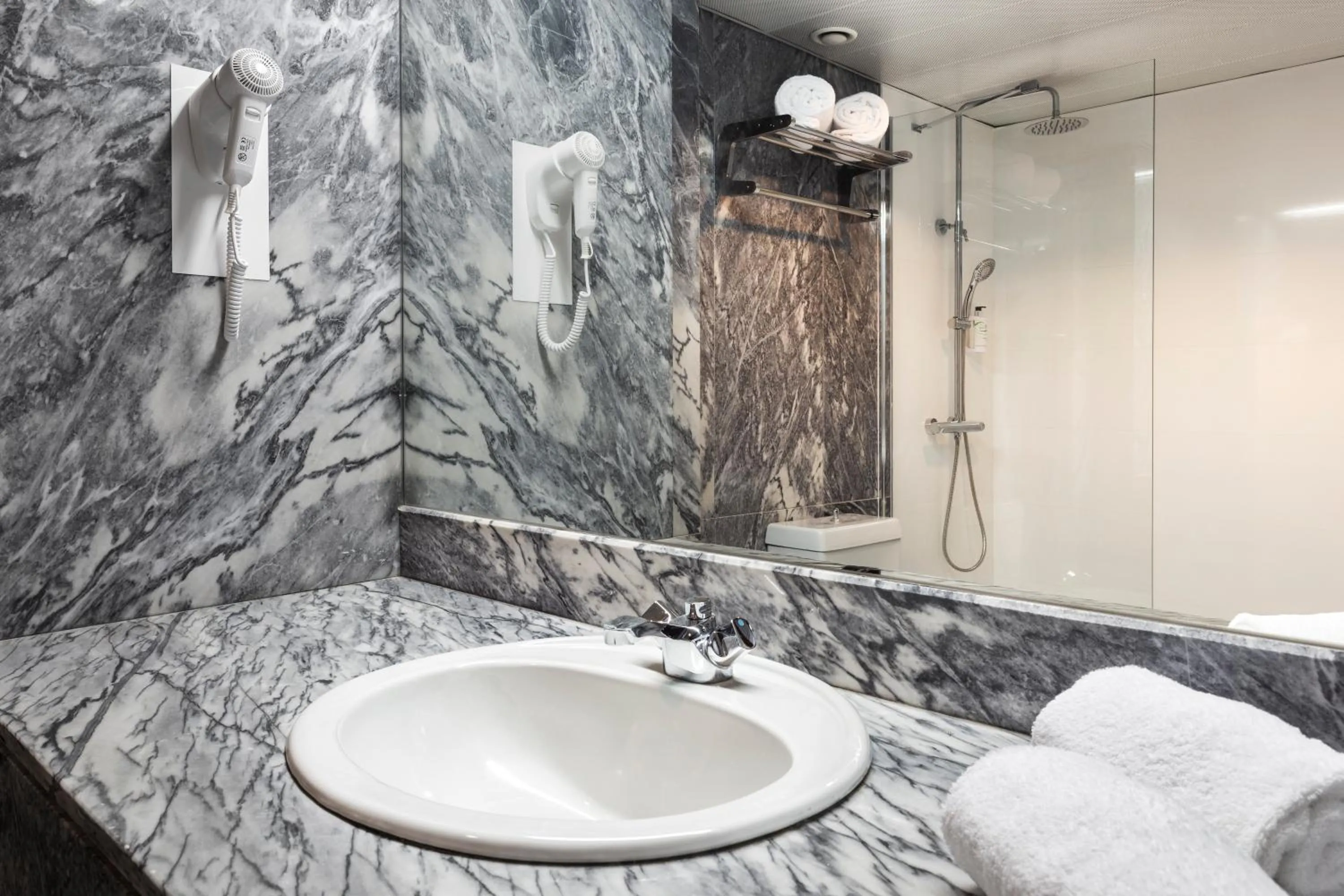 Shower in B&B HOTEL e Apartamentos Felgueiras