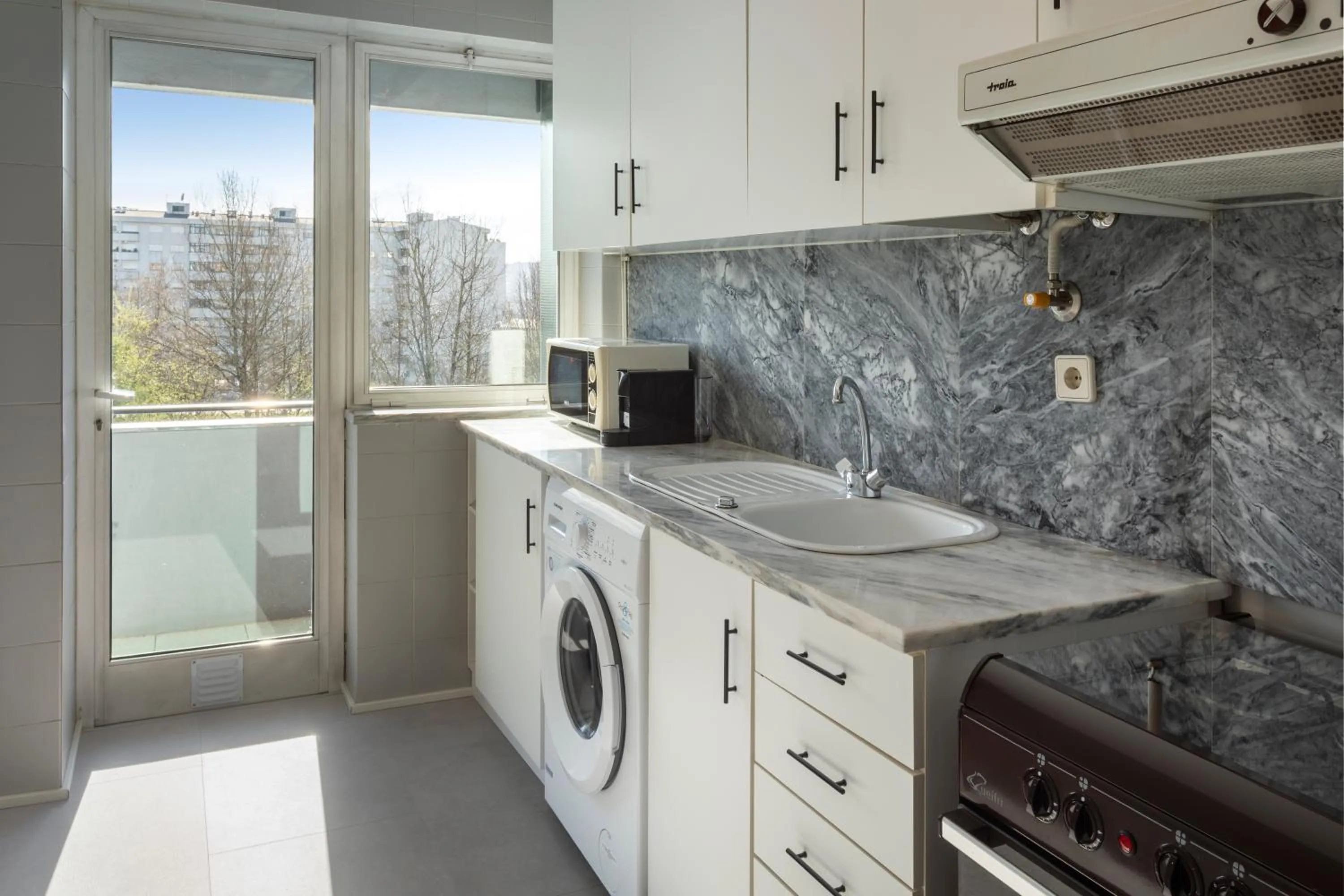 Kitchen or kitchenette in B&B HOTEL e Apartamentos Felgueiras