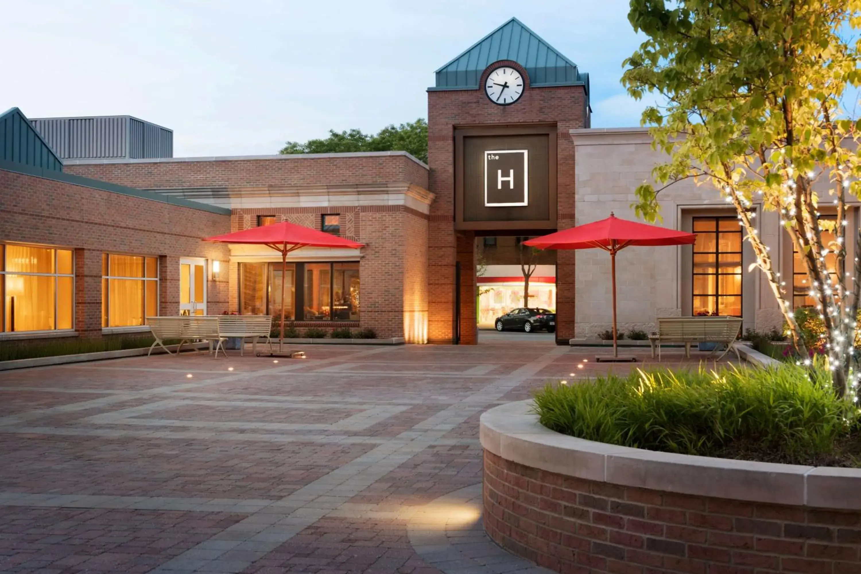 Lounge or bar, Property Building in The H Hotel