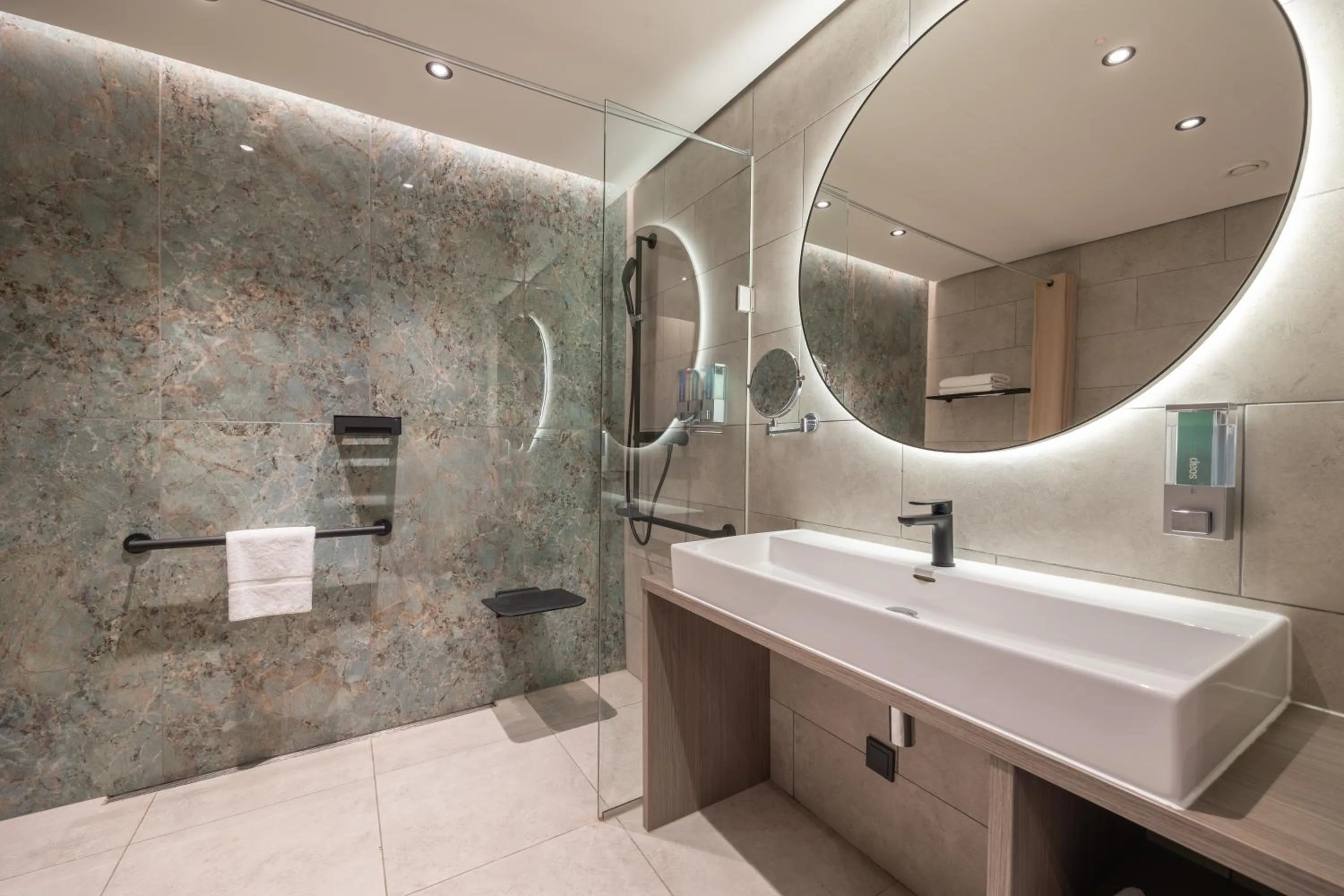 Shower in Dolphin Suites & Wellness Curacao