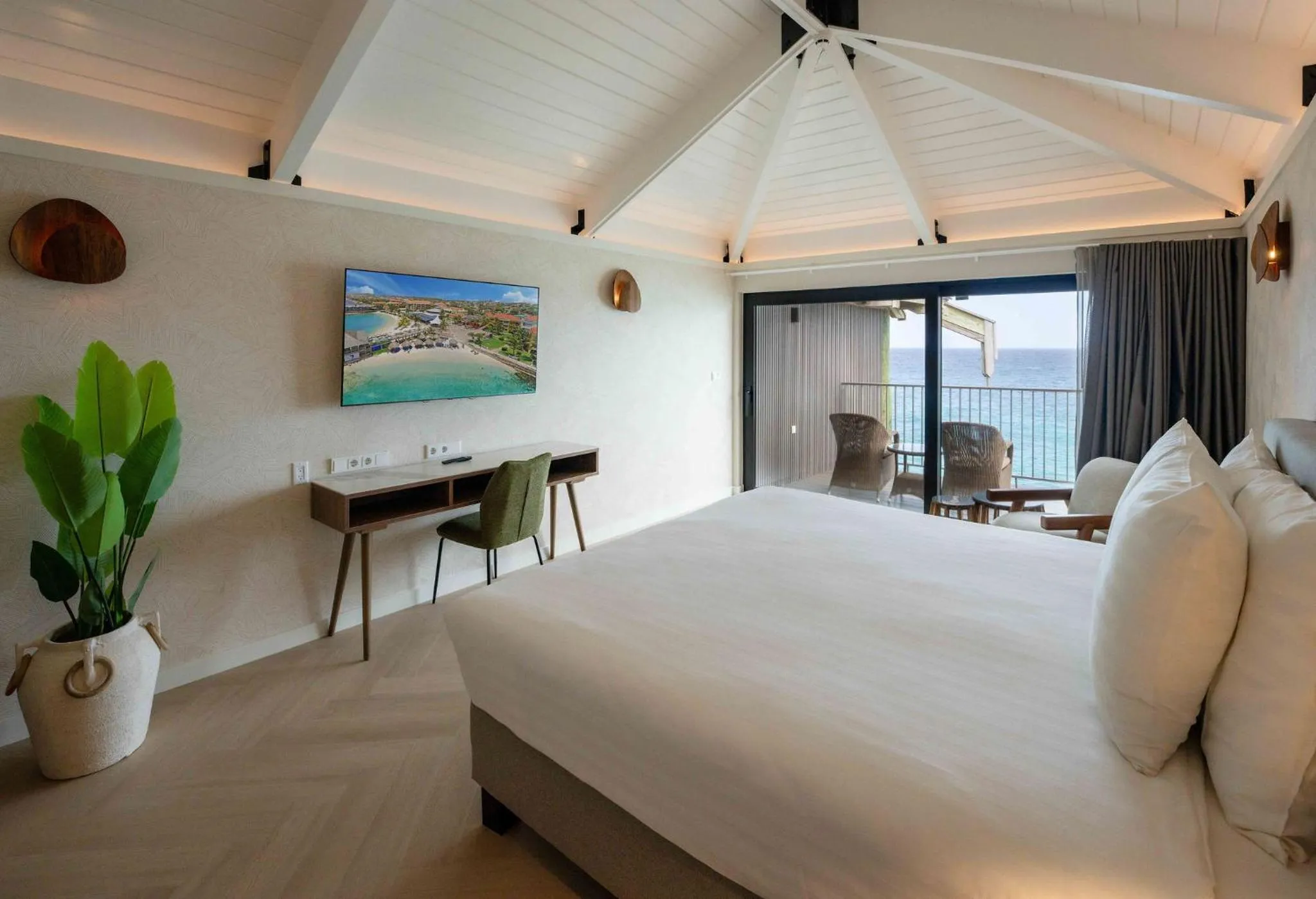 Photo of the whole room, Bed in Curacao Avila Beach Hotel