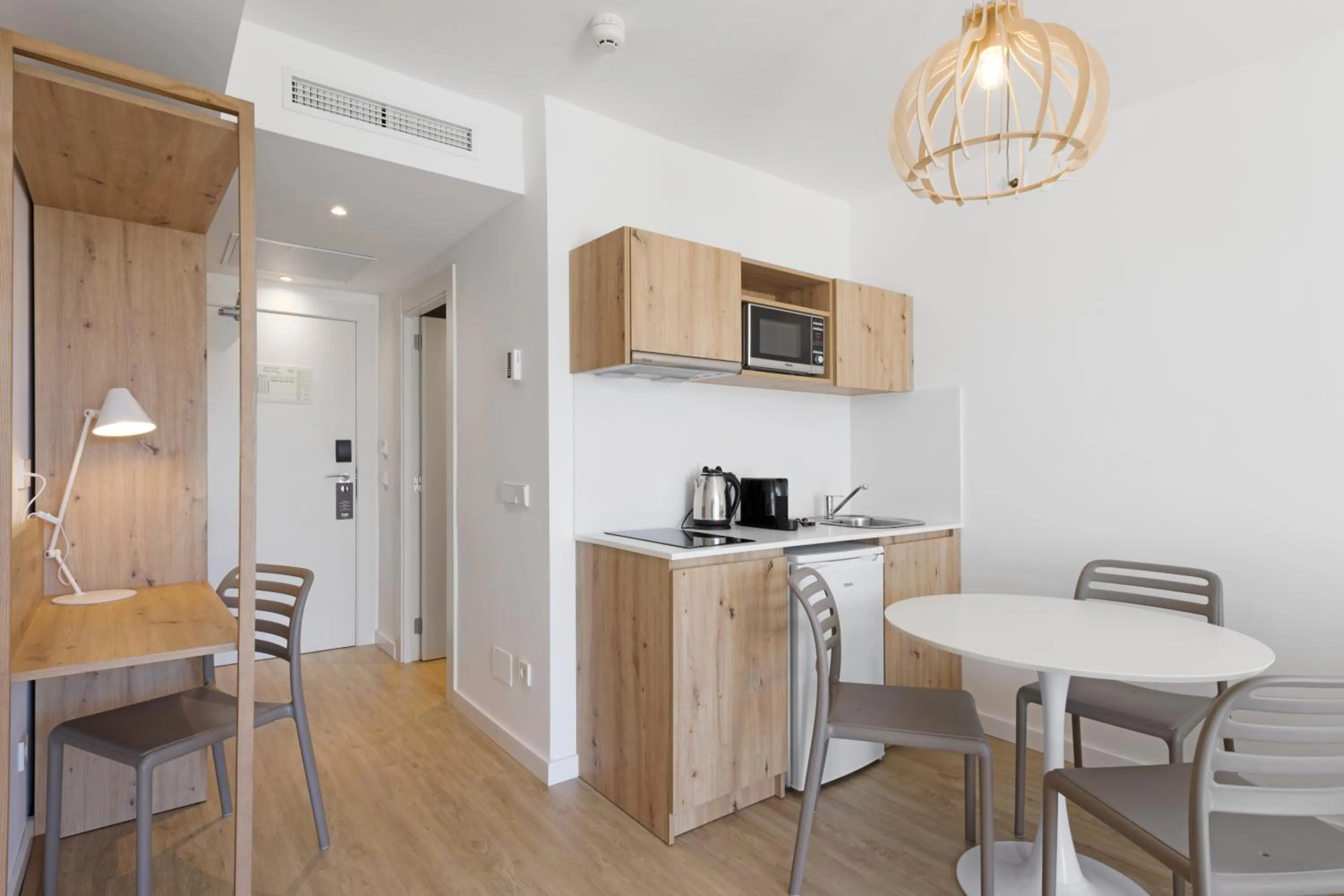 Kitchen or kitchenette in Palmanova Beach Apartments by TRH