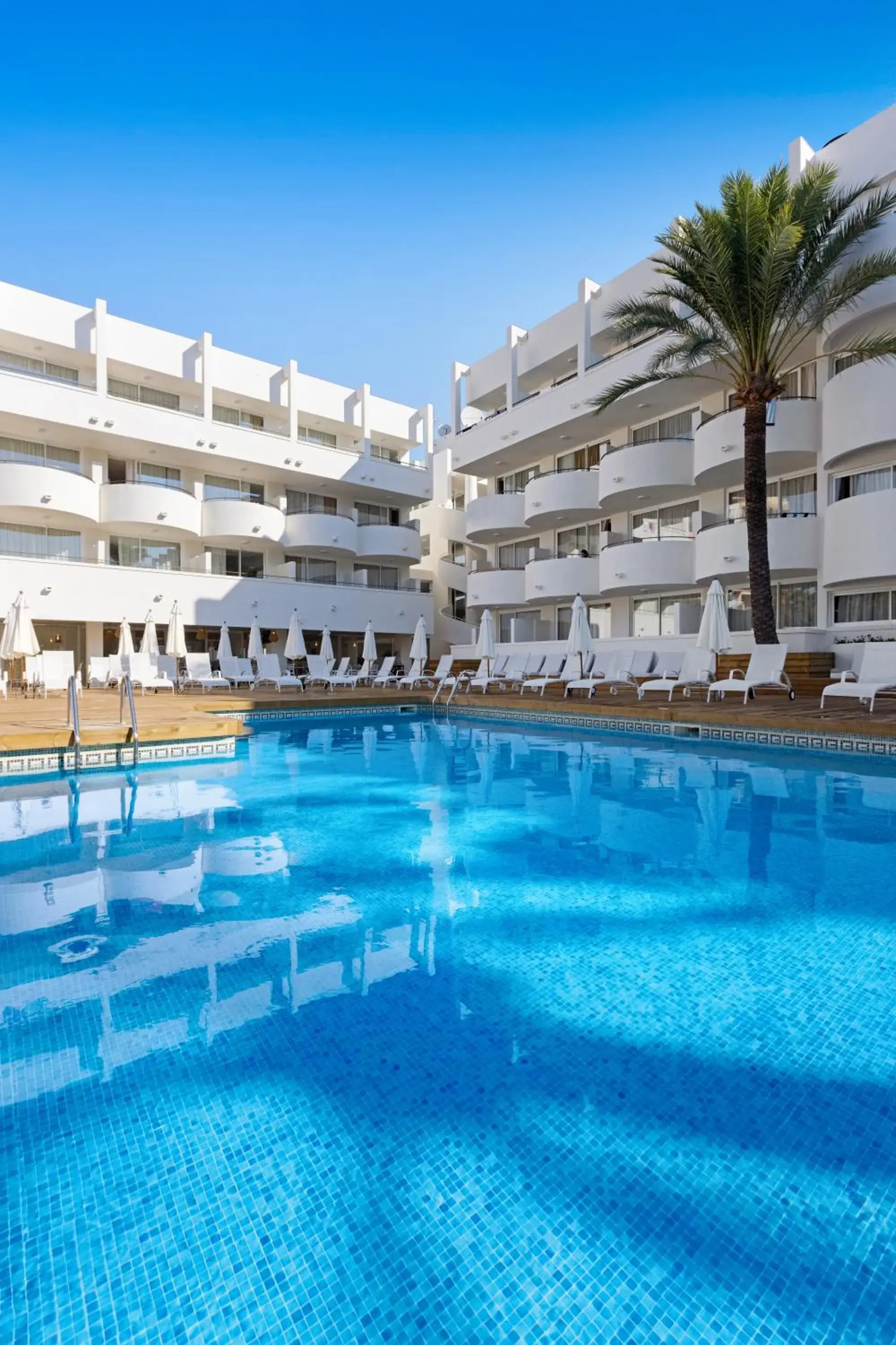 Property building in Palmanova Beach Apartments by TRH Property building in Palmanova Beach Apartments by TRH
