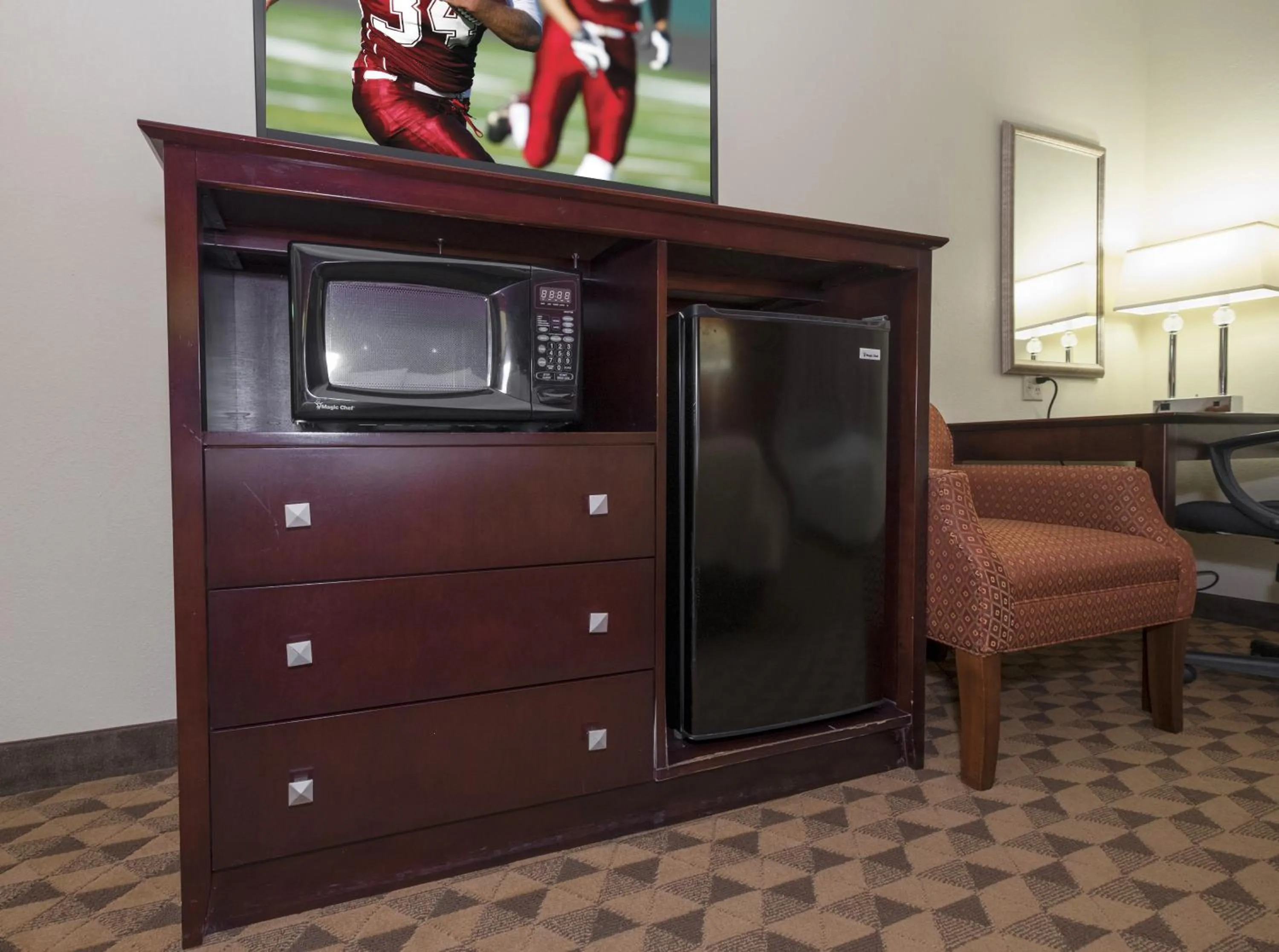 Photo of the whole room in Red Roof Inn & Suites Cincinnati North-Mason