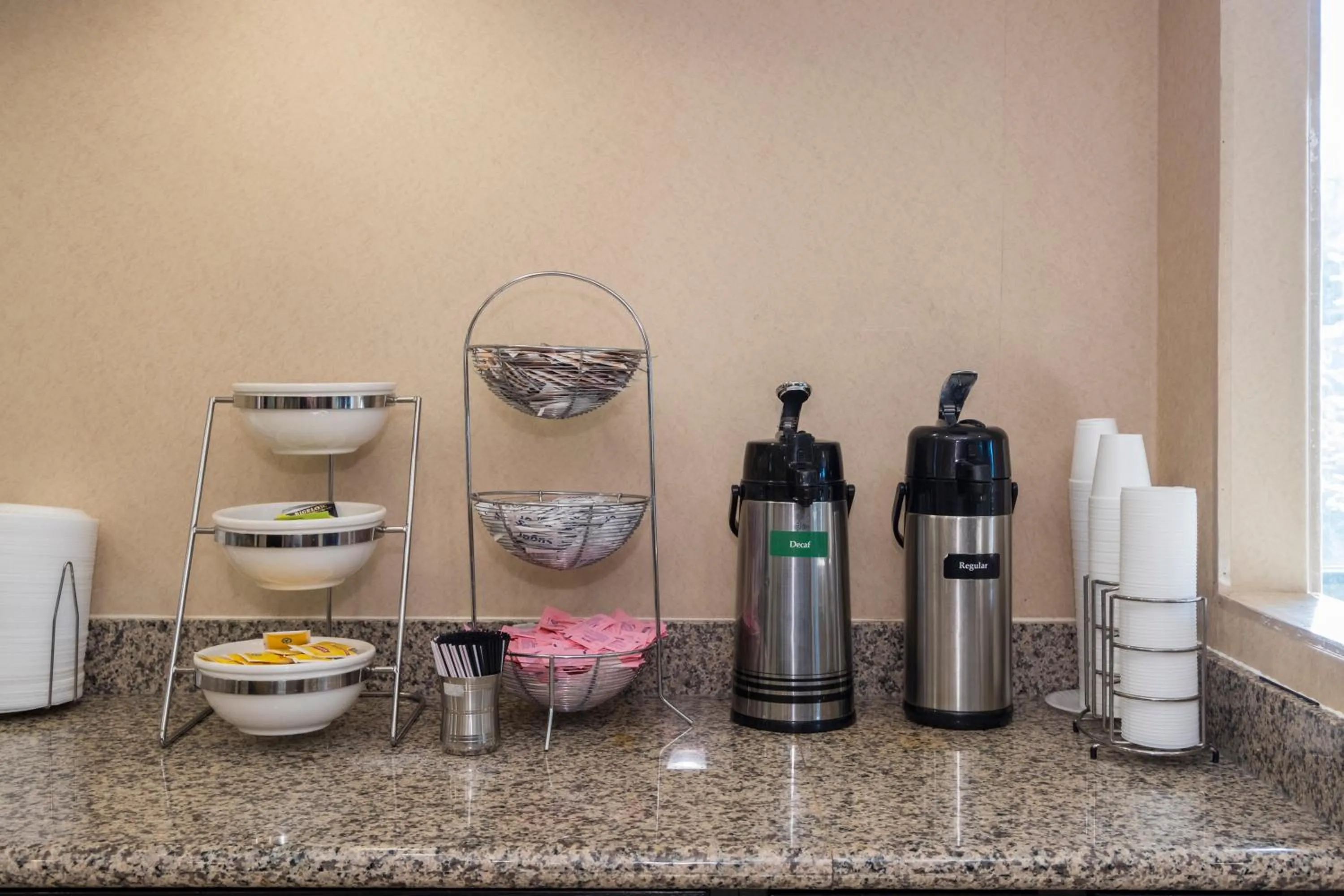 Coffee/tea facilities in Red Roof Inn & Suites Cincinnati North-Mason