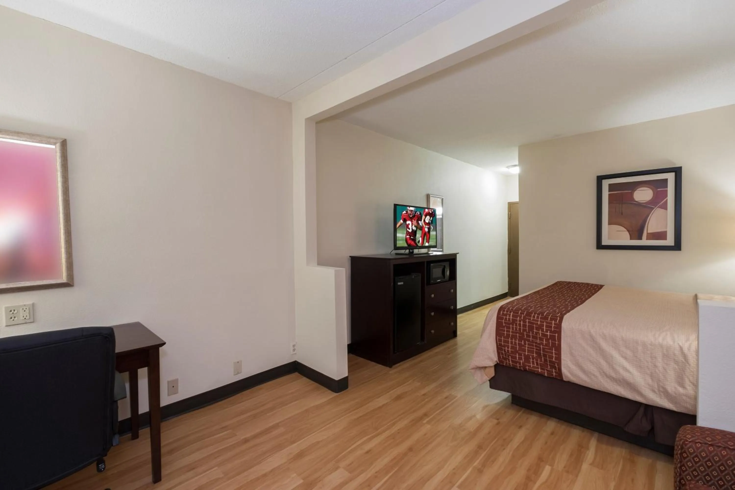 Photo of the whole room, Bed in Red Roof Inn & Suites Cincinnati North-Mason