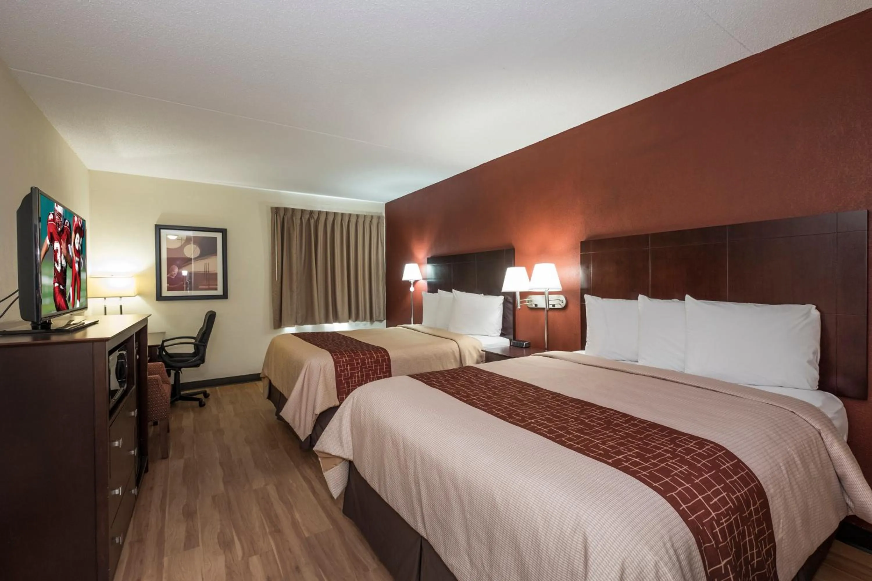 Photo of the whole room, Bed in Red Roof Inn & Suites Cincinnati North-Mason