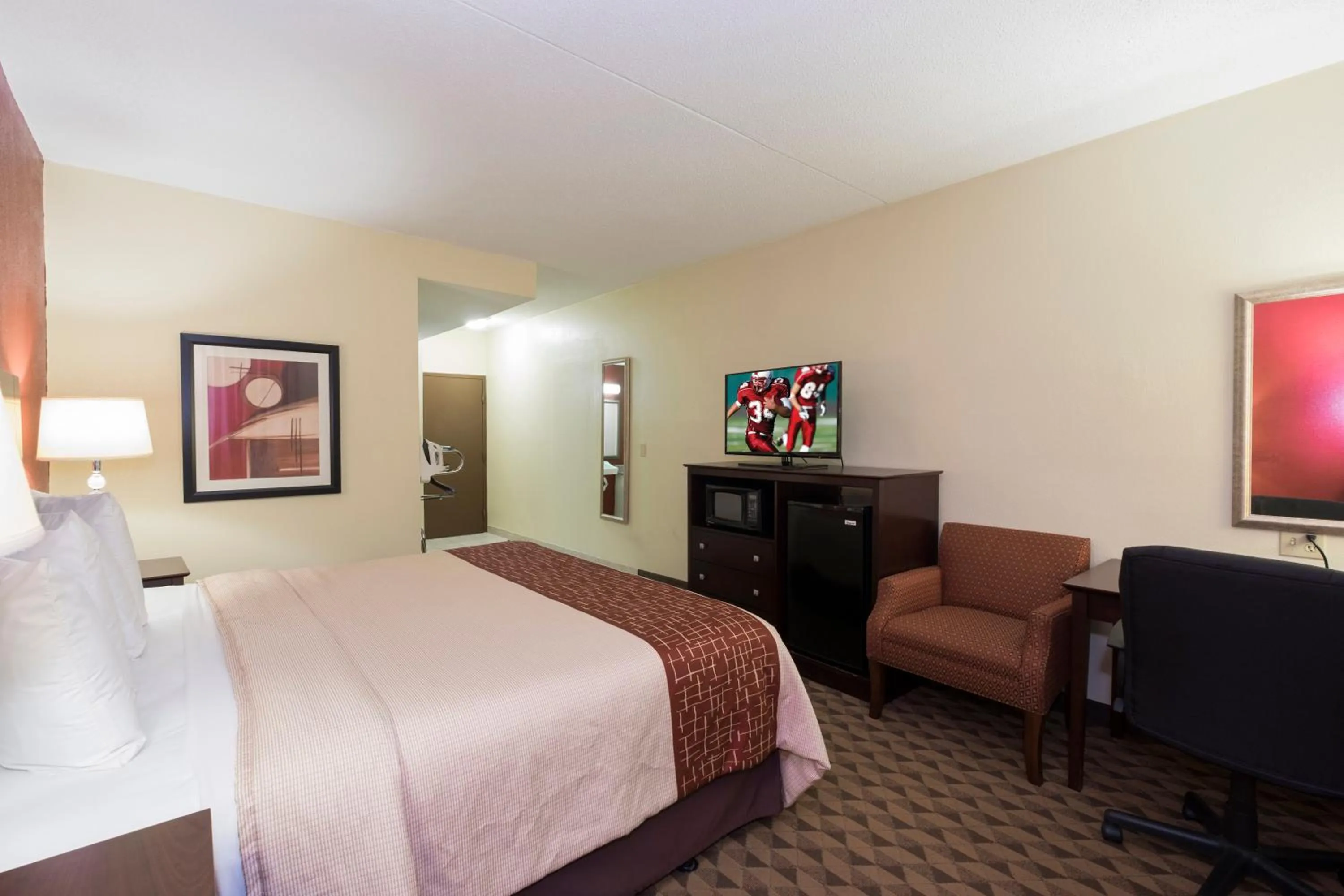 Photo of the whole room, Bed in Red Roof Inn & Suites Cincinnati North-Mason