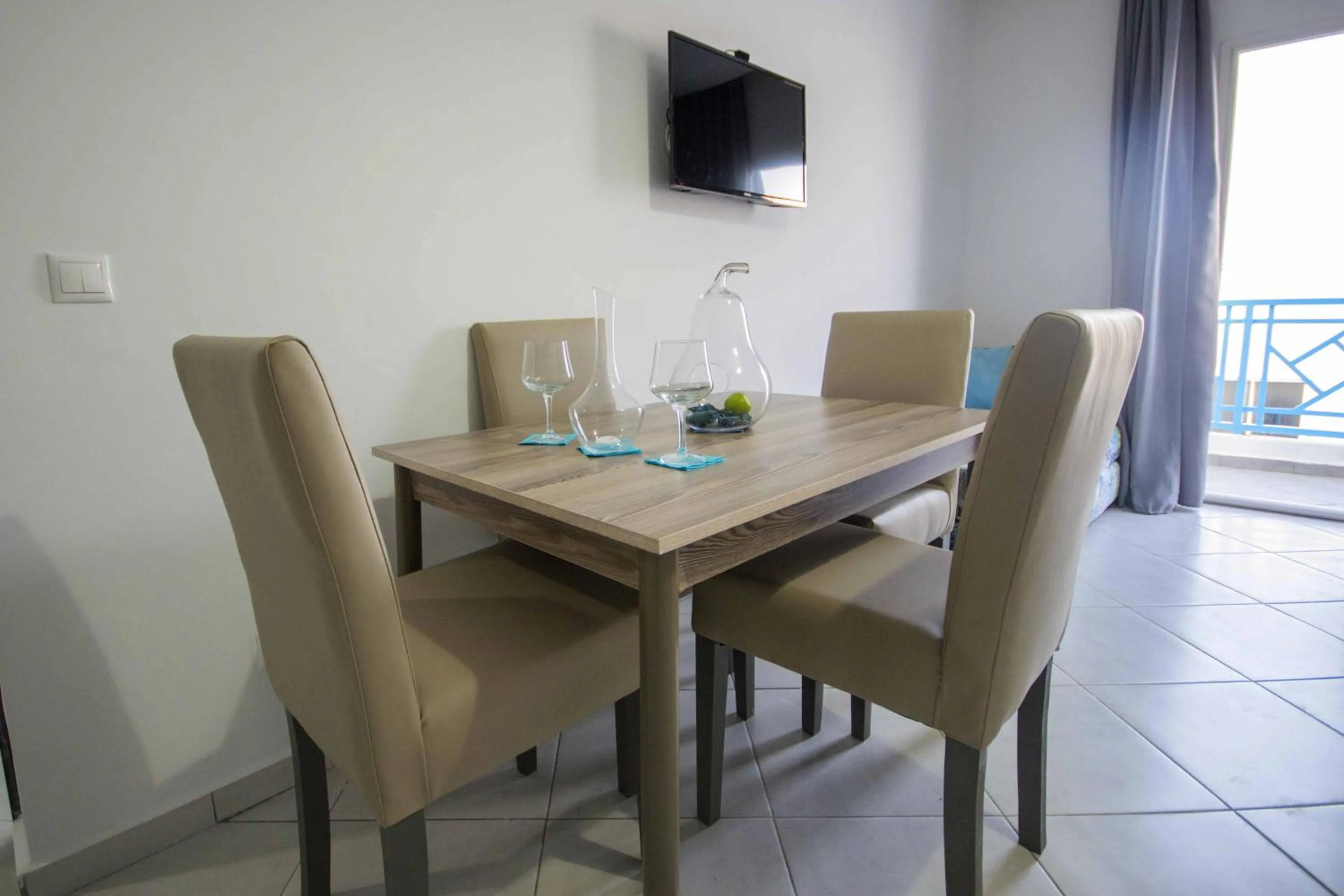 Communal lounge/ TV room in L'escale Appart-hôtel By 7AV HOTELS