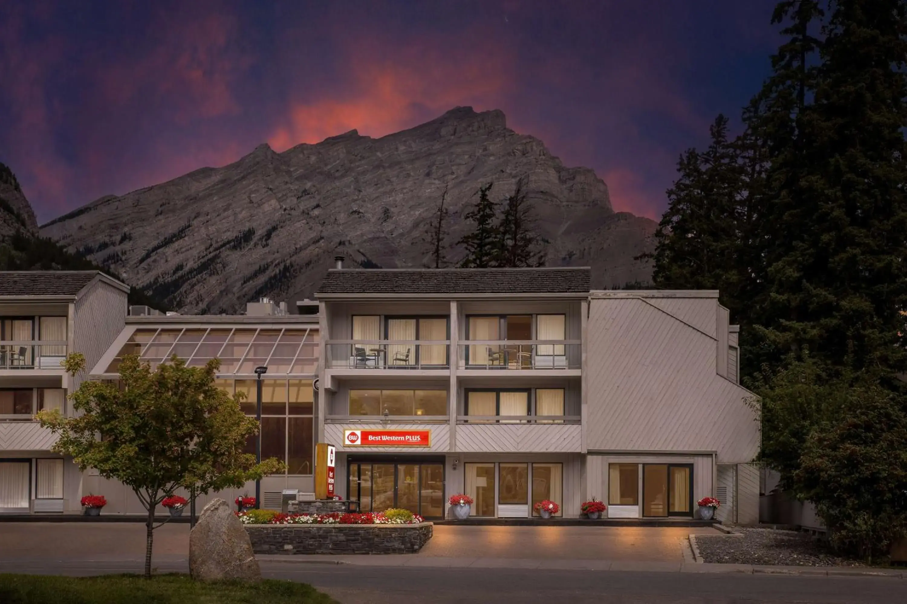 Property building in Best Western Plus Banff International Lodge Property building in Best Western Plus Banff International Lodge
