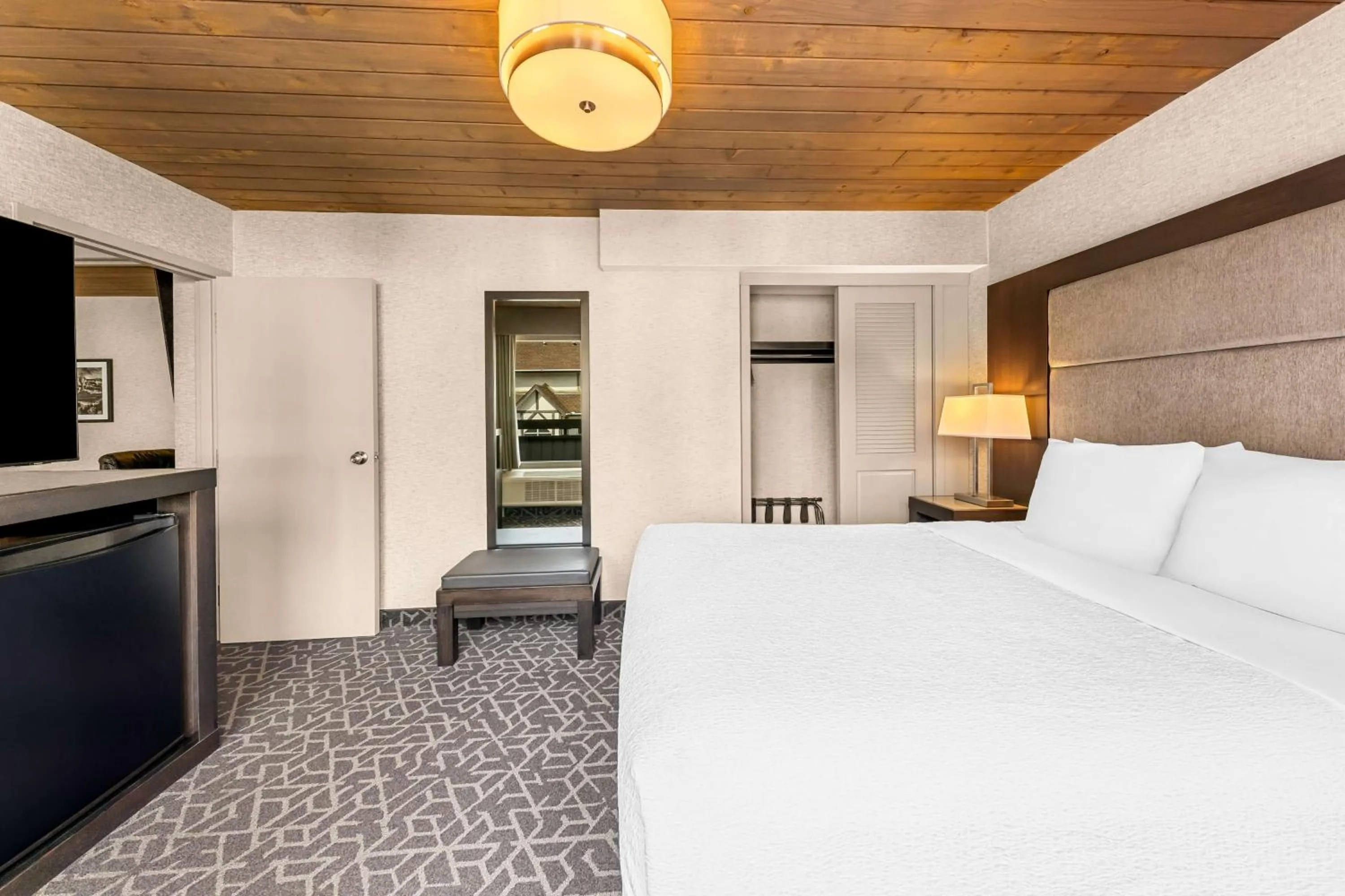 Photo of the whole room, Bed in Best Western Plus Banff International Lodge