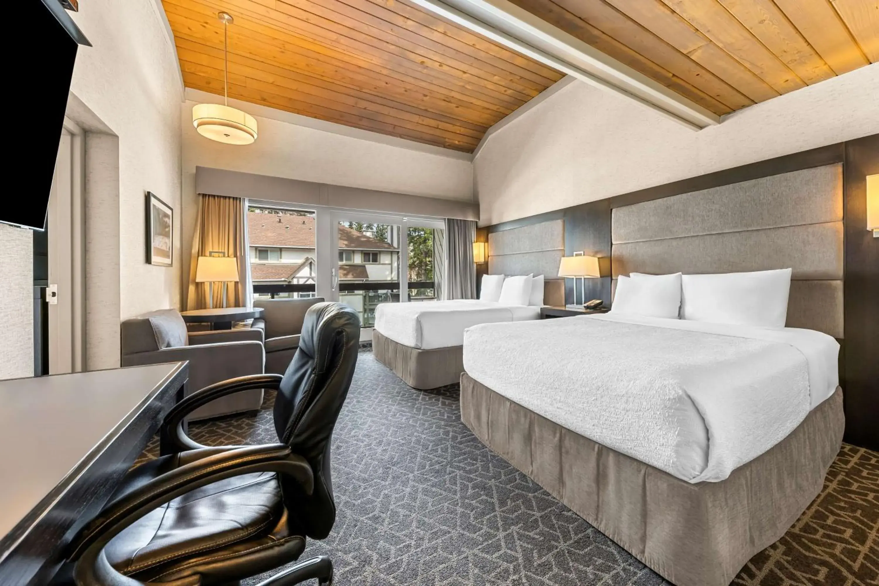 Photo of the whole room, Bed in Best Western Plus Banff International Lodge Photo of the whole room, Bed in Best Western Plus Banff International Lodge