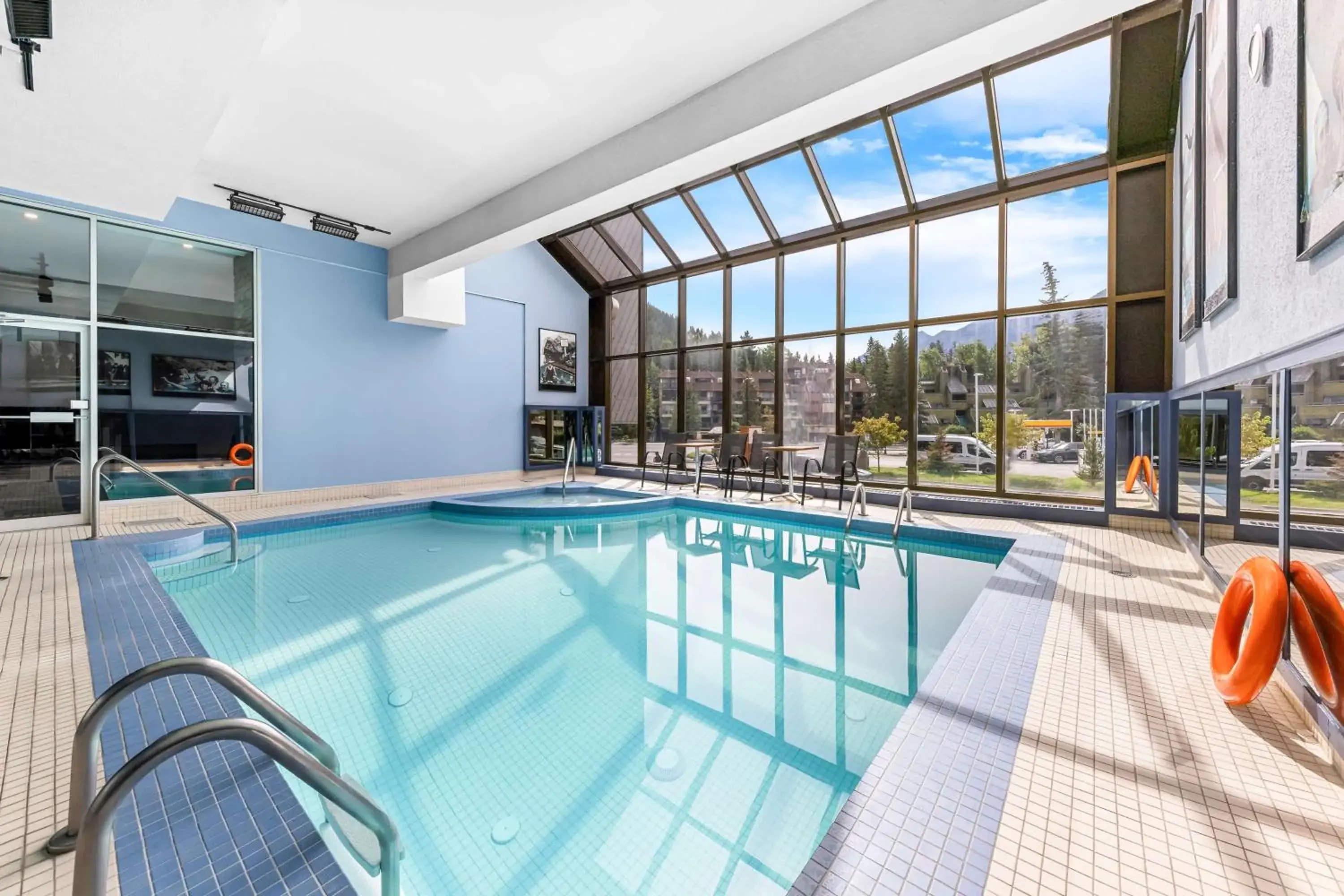 Pool view in Best Western Plus Banff International Lodge Pool view in Best Western Plus Banff International Lodge