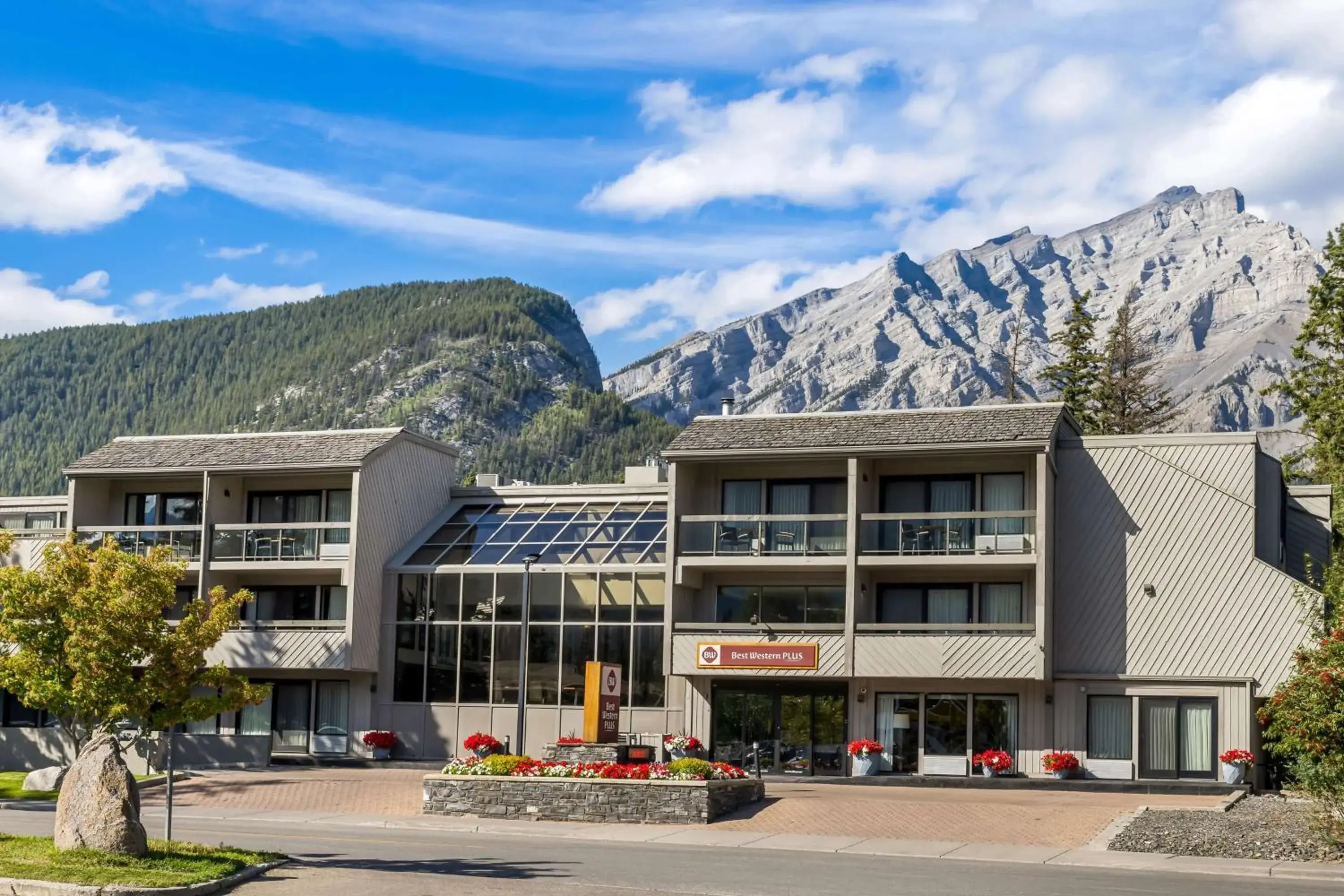 Property building in Best Western Plus Banff International Lodge Property building in Best Western Plus Banff International Lodge