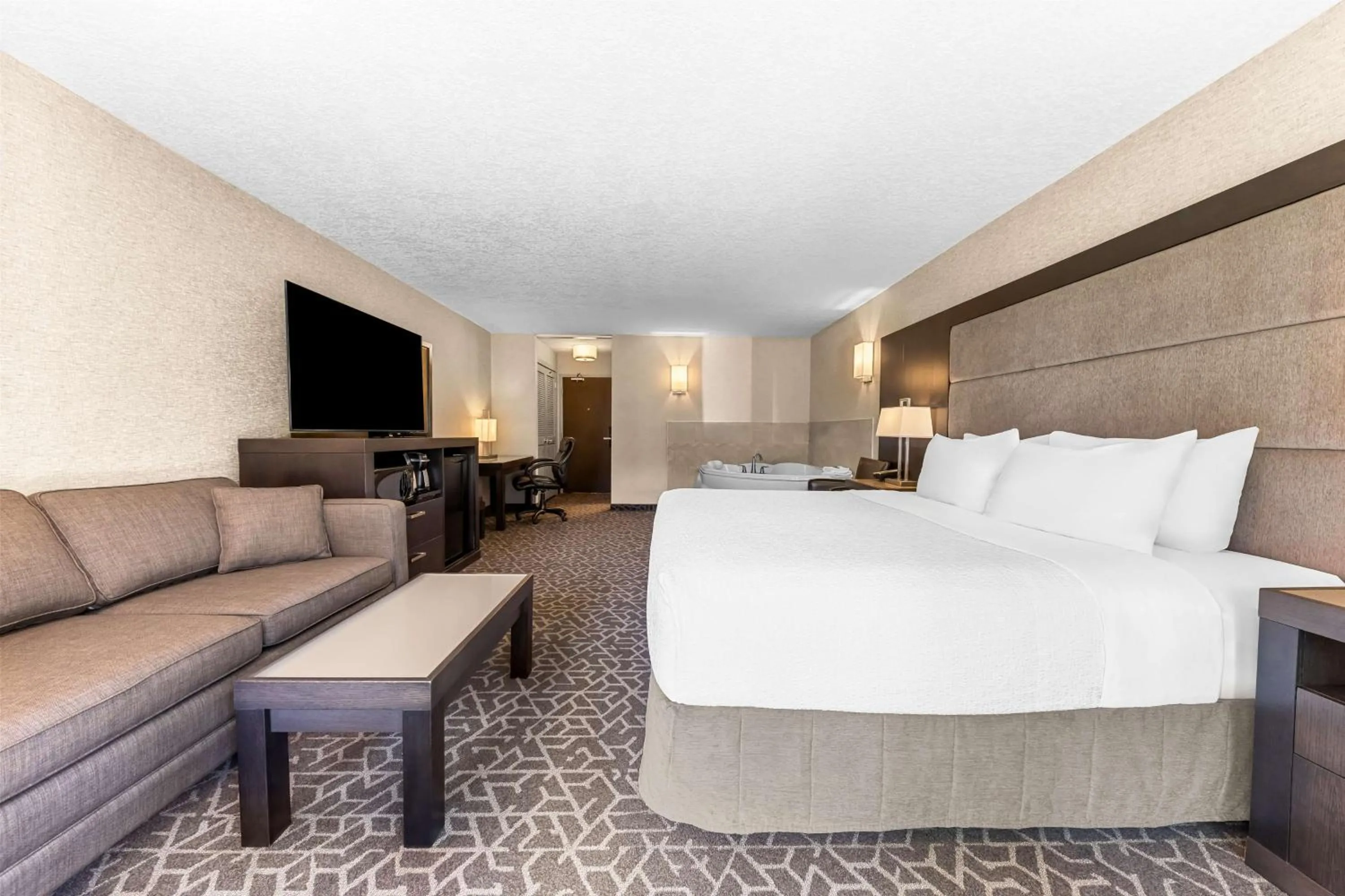 Bedroom, Bed in Best Western Plus Banff International Lodge