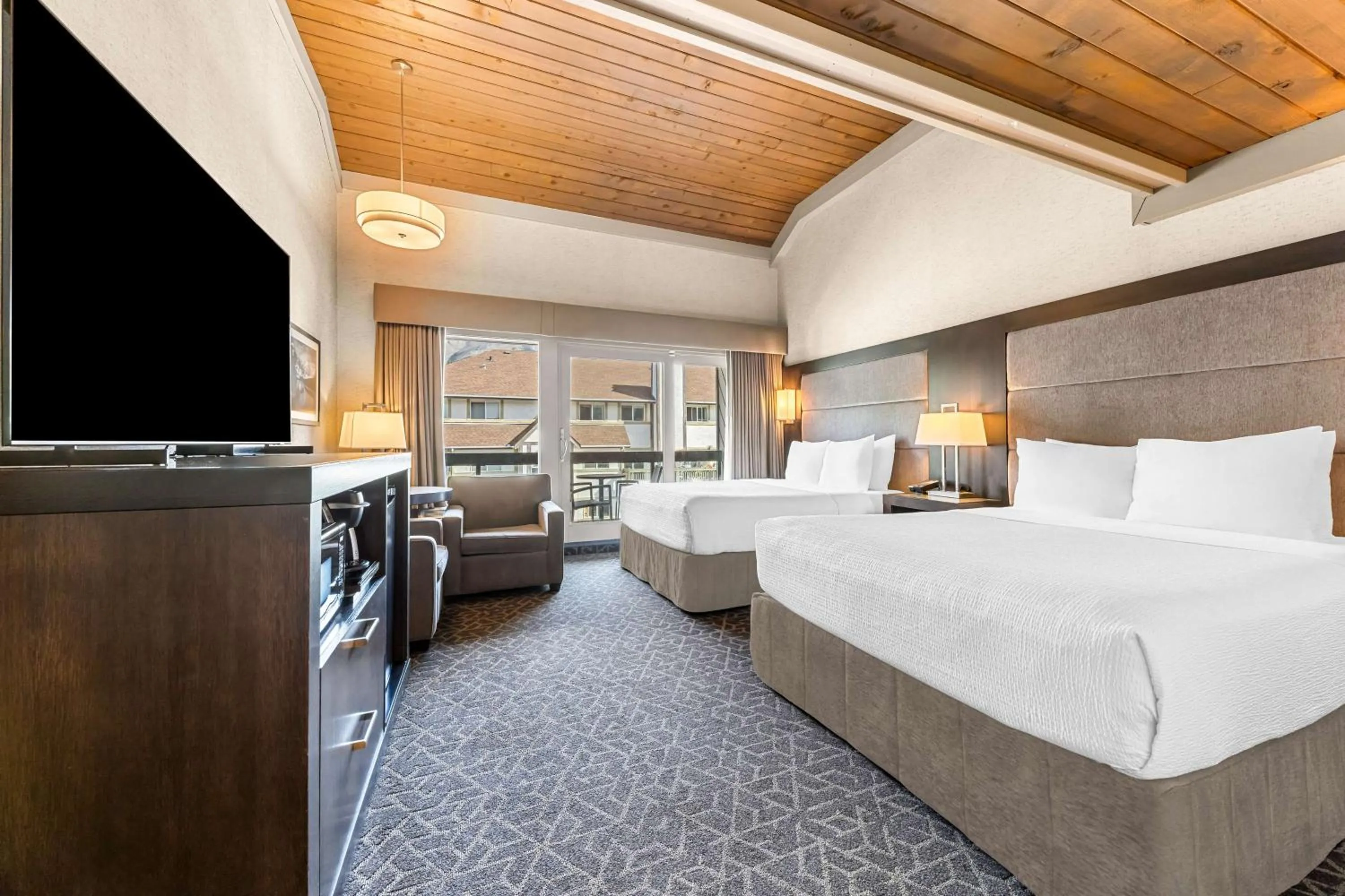 Bedroom, Bed in Best Western Plus Banff International Lodge