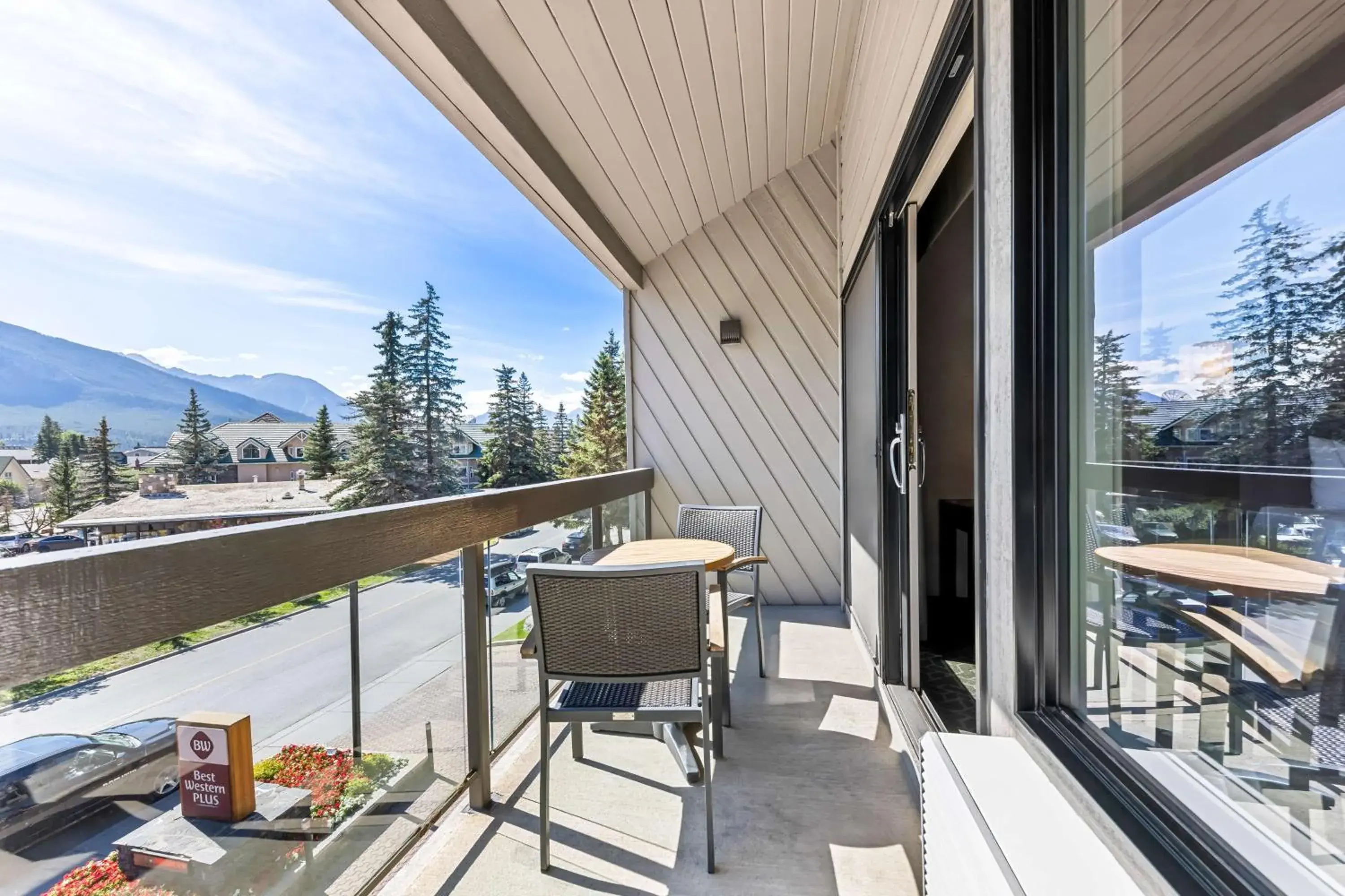 Bedroom in Best Western Plus Banff International Lodge Bedroom in Best Western Plus Banff International Lodge