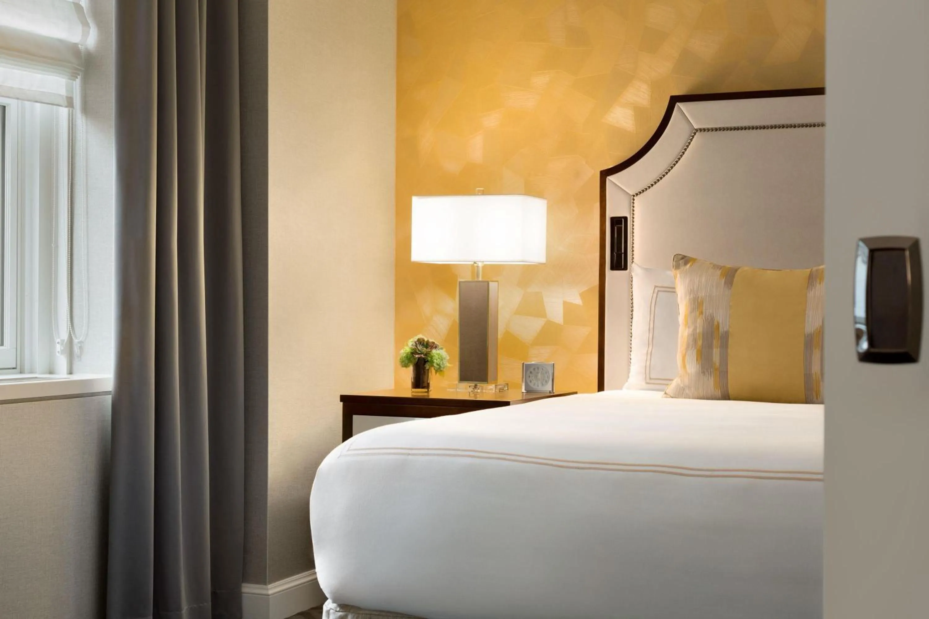 Bedroom, Bed in Fairmont Olympic Hotel