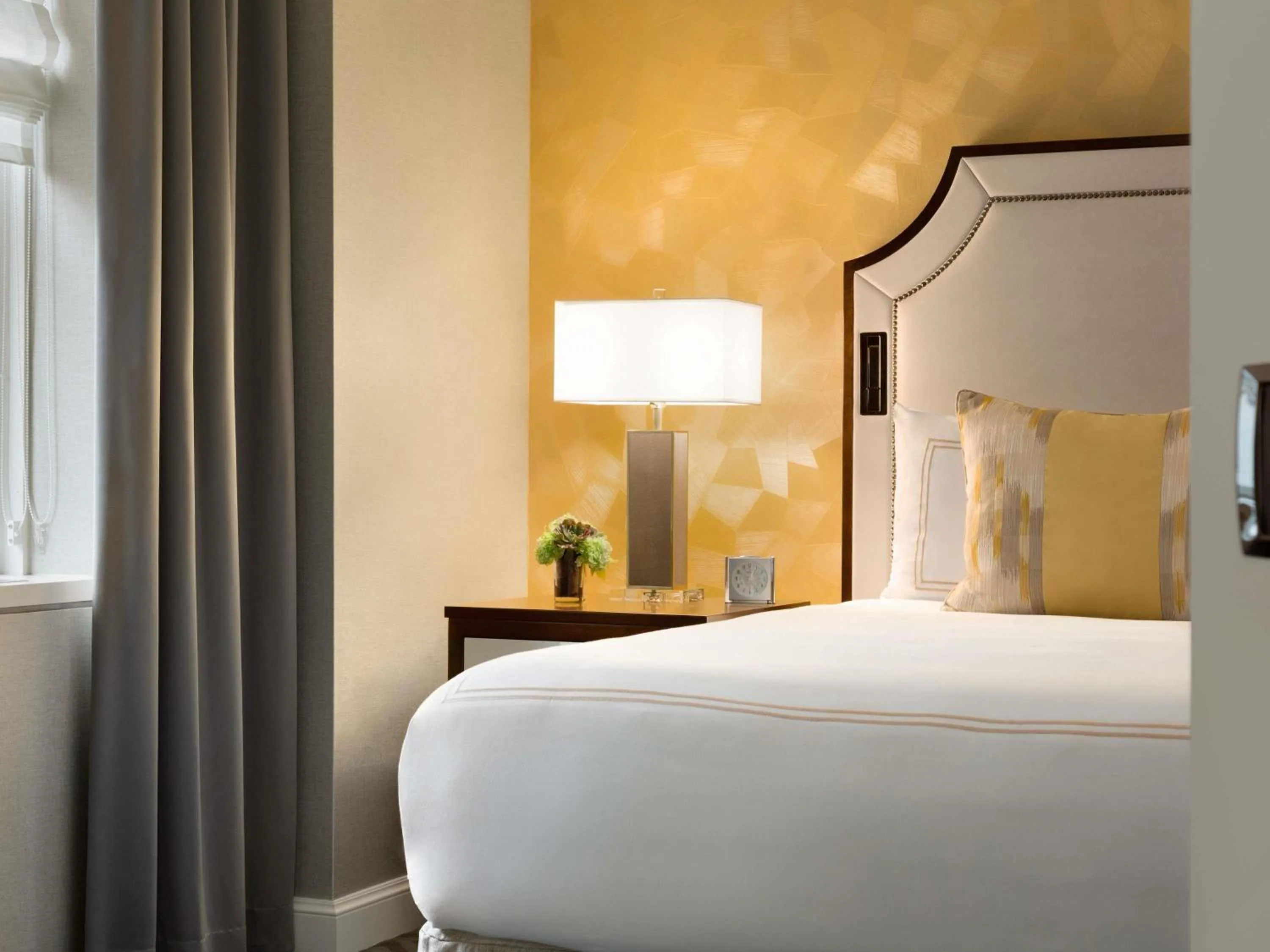 Bedroom, Bed in Fairmont Olympic Hotel