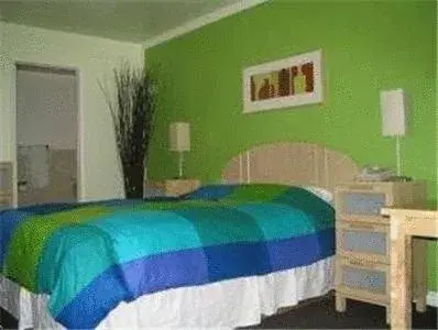 Photo of the whole room, Bed in Sequoia Inn Redwood City Photo of the whole room, Bed in Sequoia Inn Redwood City