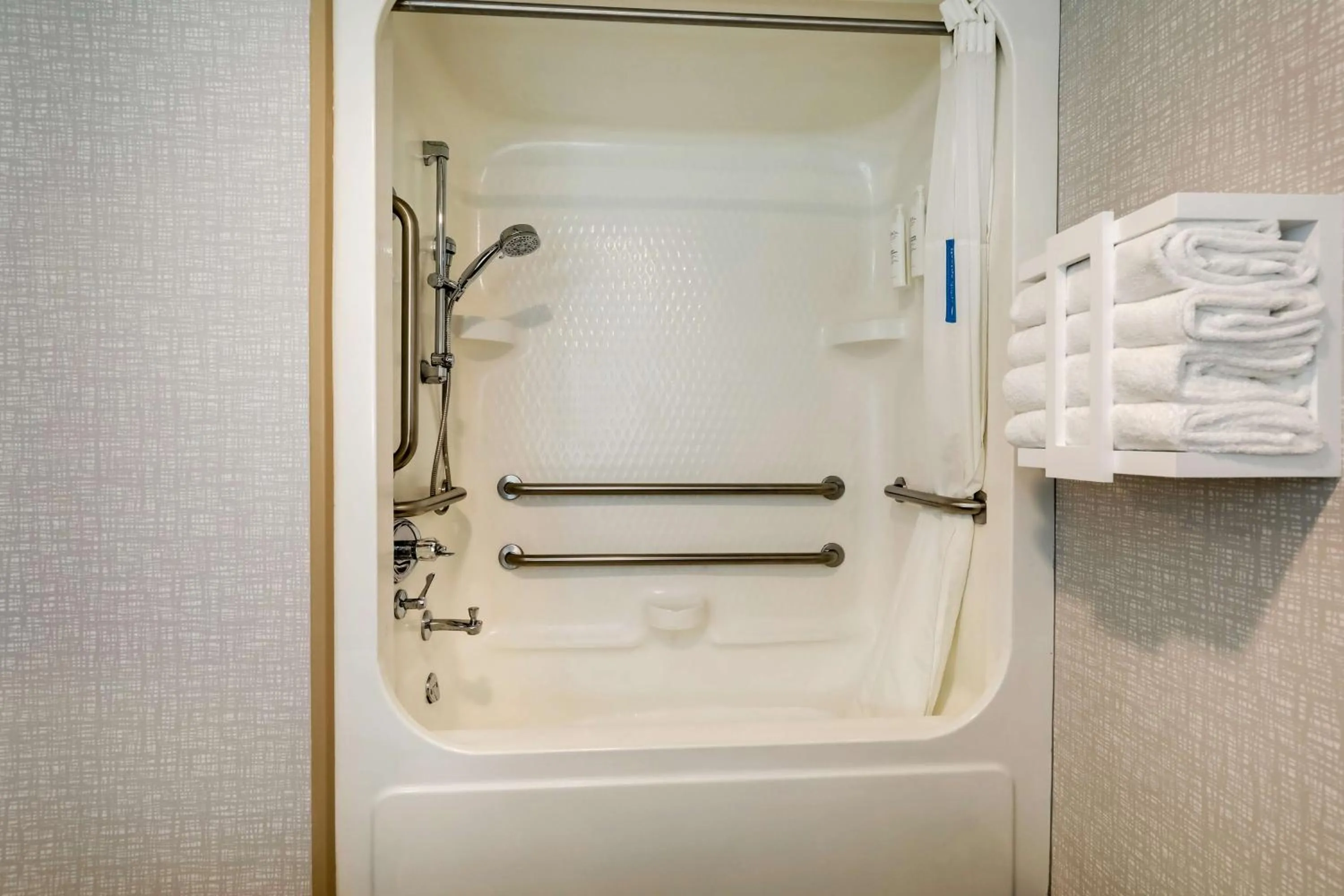 Bathroom in Hampton Inn Lebanon