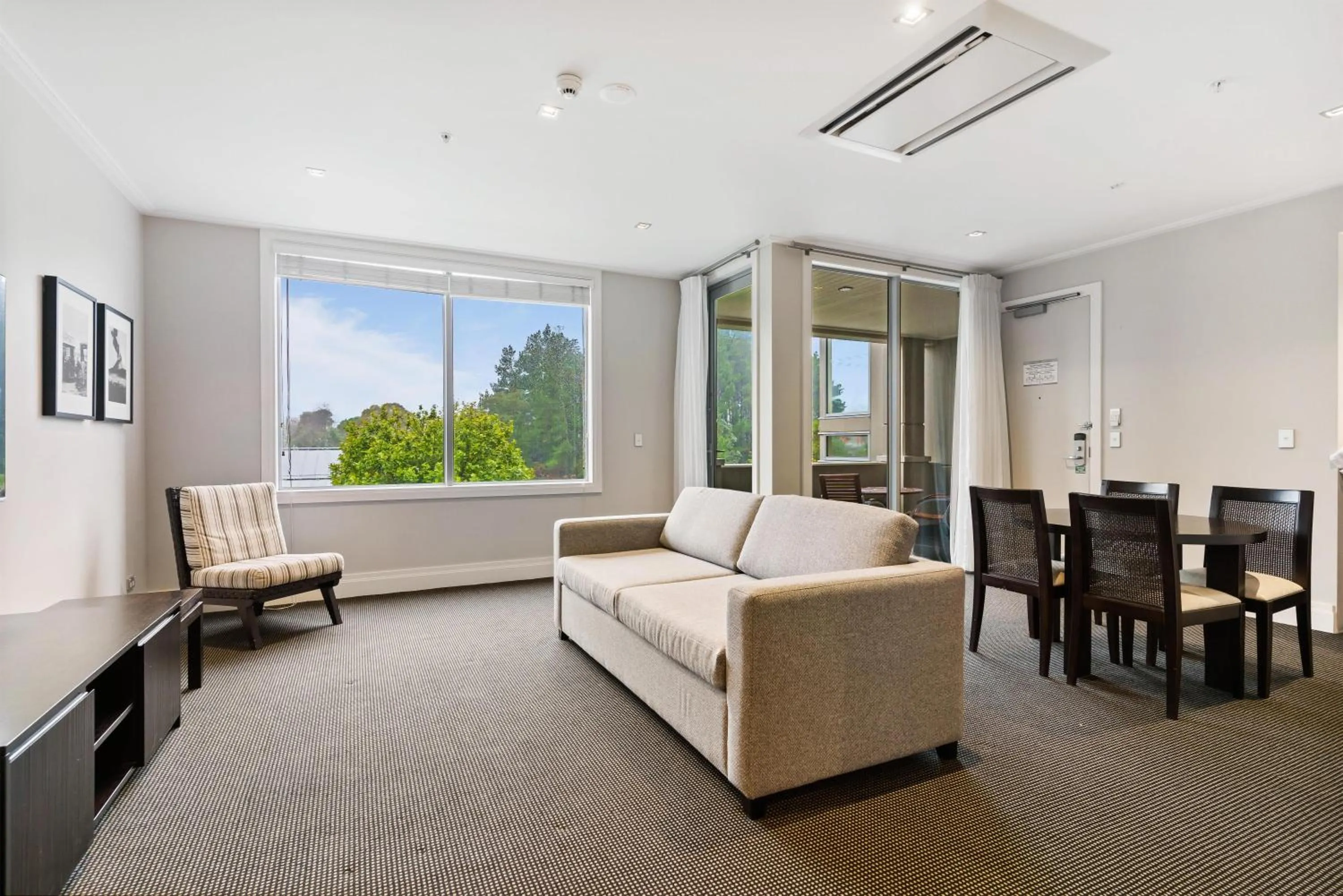 Living room, Bed in Hilton Lake Taupo