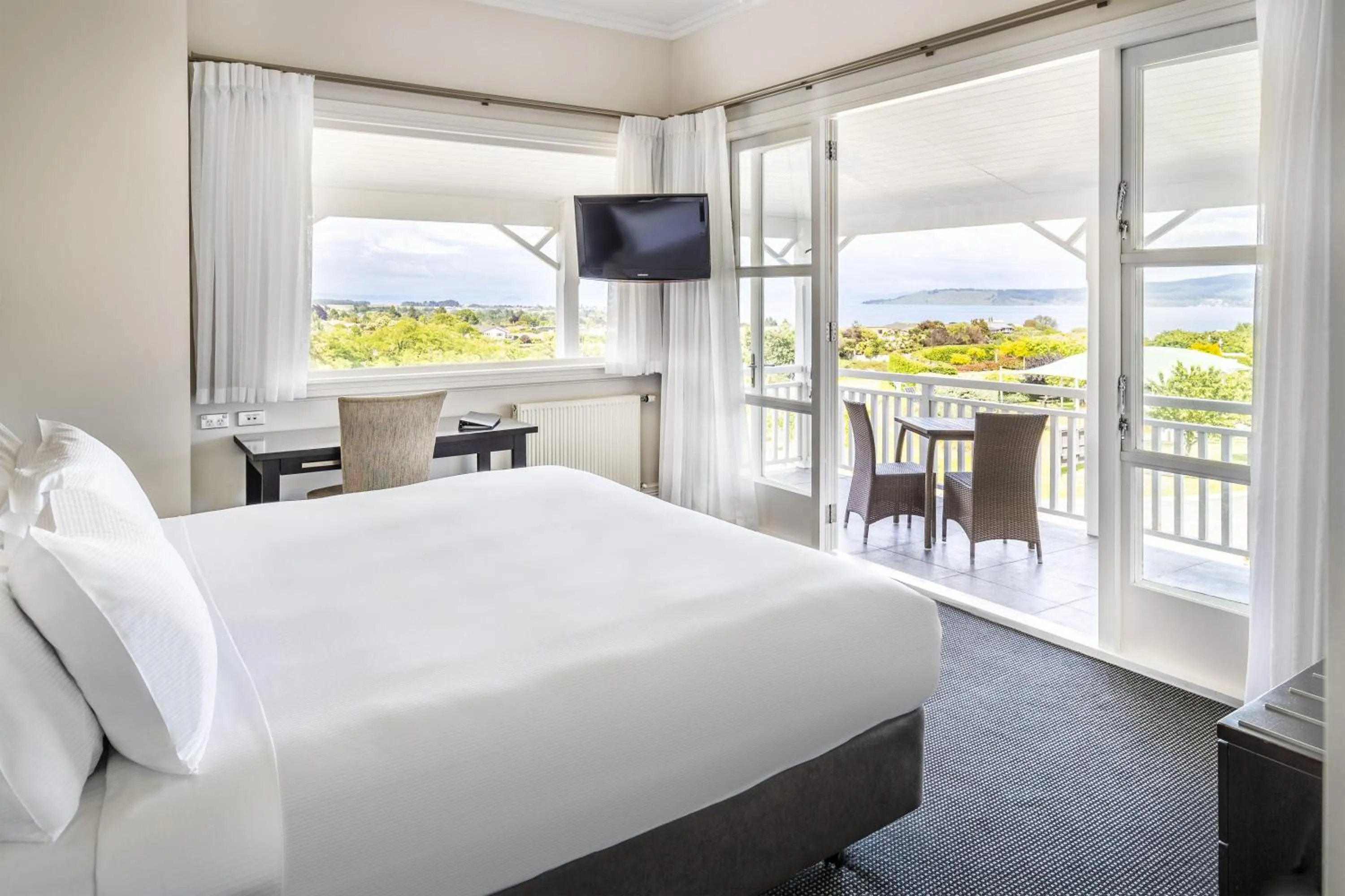 Bathroom, Bed in Hilton Lake Taupo
