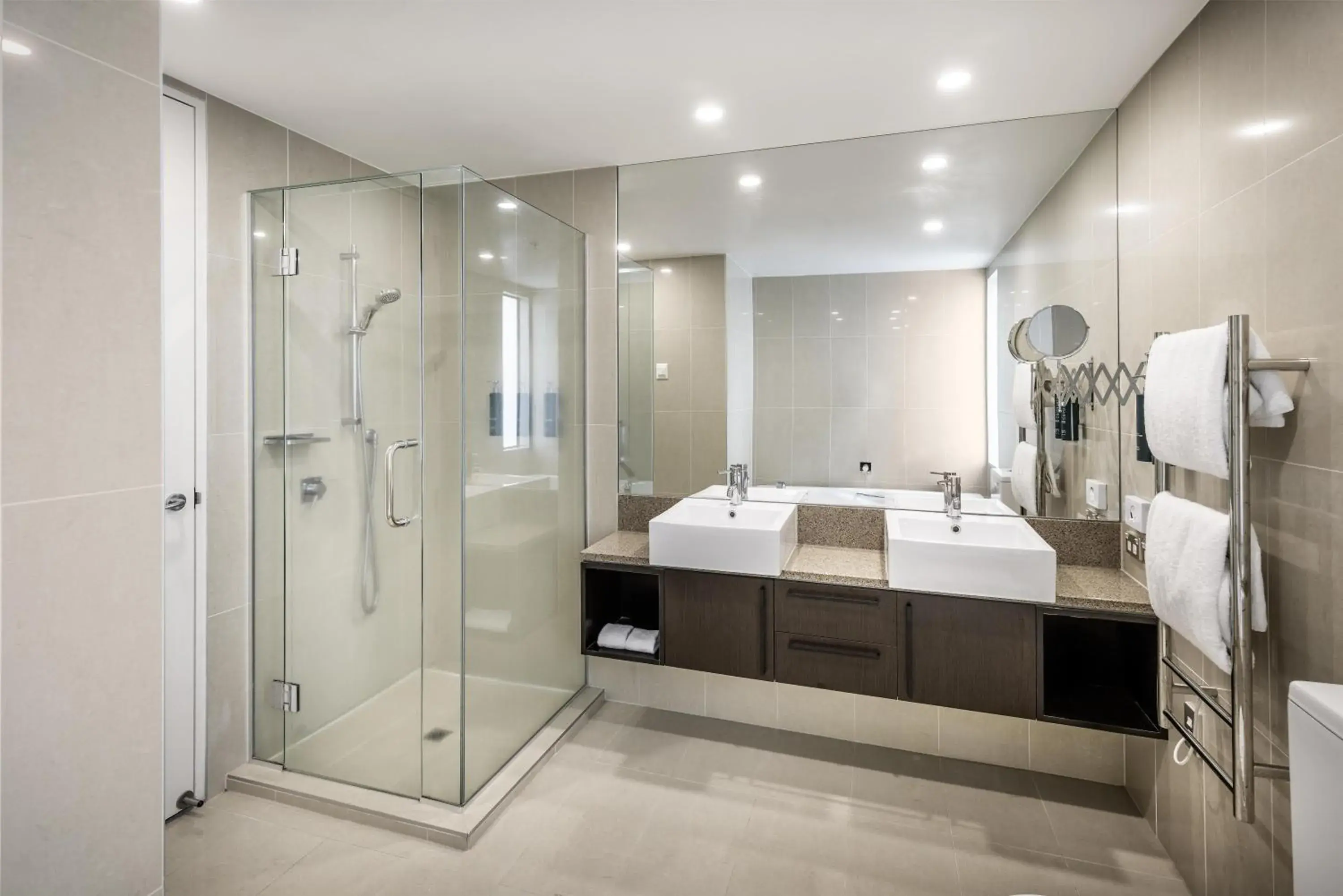 Bathroom, Bed in Hilton Lake Taupo Bathroom, Bed in Hilton Lake Taupo