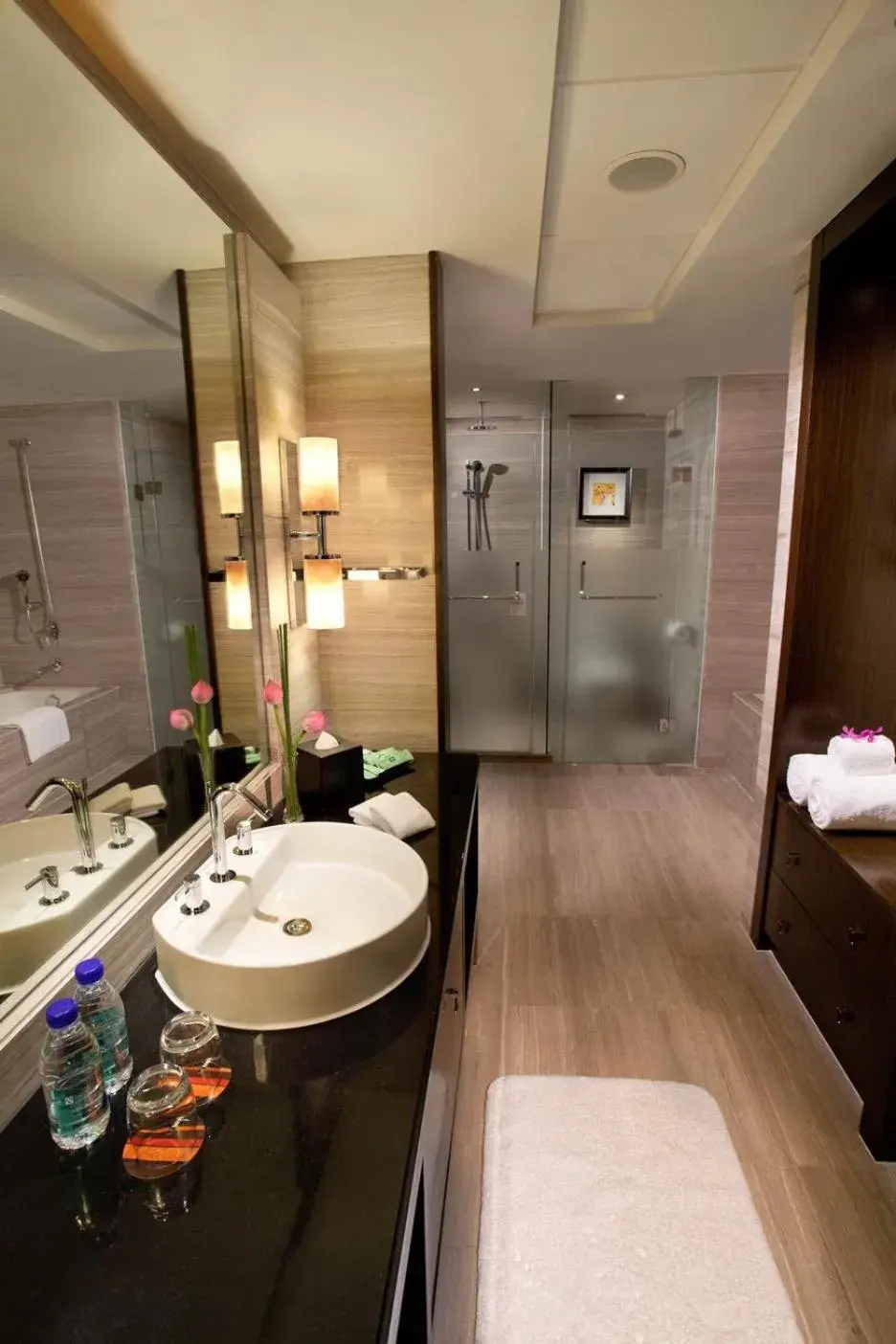 Executive Suite, Executive lounge access, 1 King, City view in Courtyard By Marriott Shanghai Xujiahui Executive Suite, Executive lounge access, 1 King, City view in Courtyard By Marriott Shanghai Xujiahui