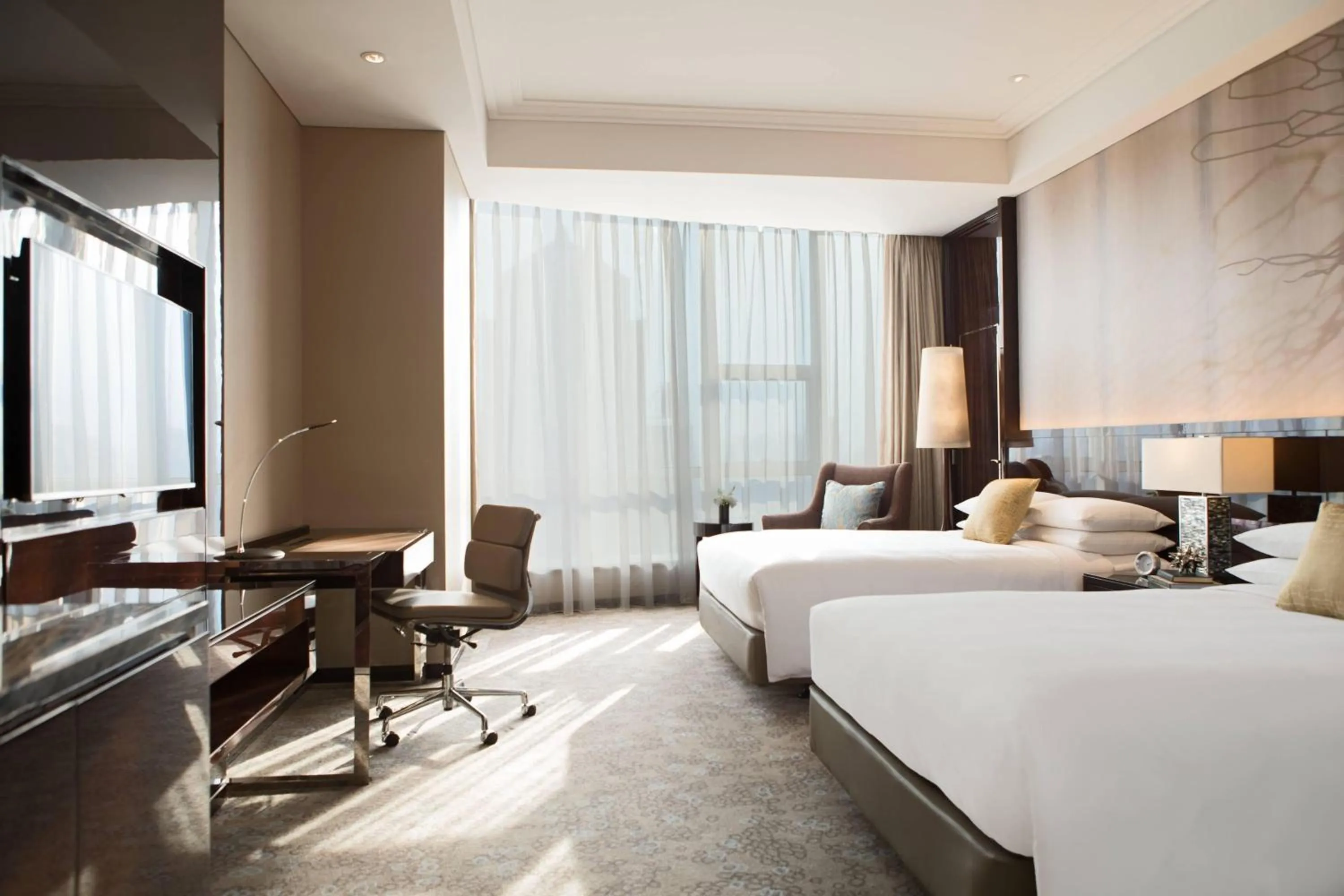 Photo of the whole room, Bed in Renaissance Shanghai Pudong Hotel