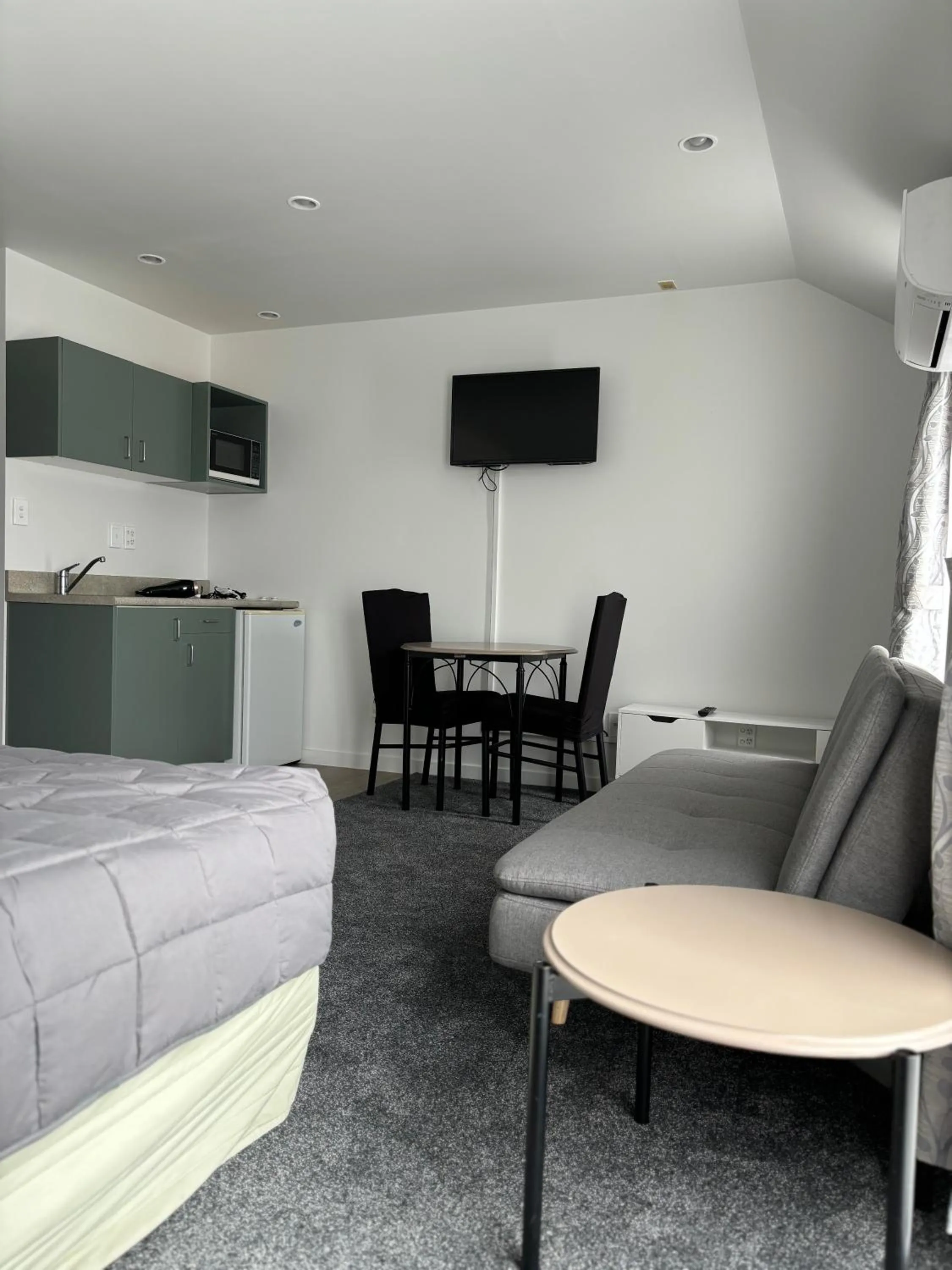 Bedroom, Bed in Courtesy Court Motel