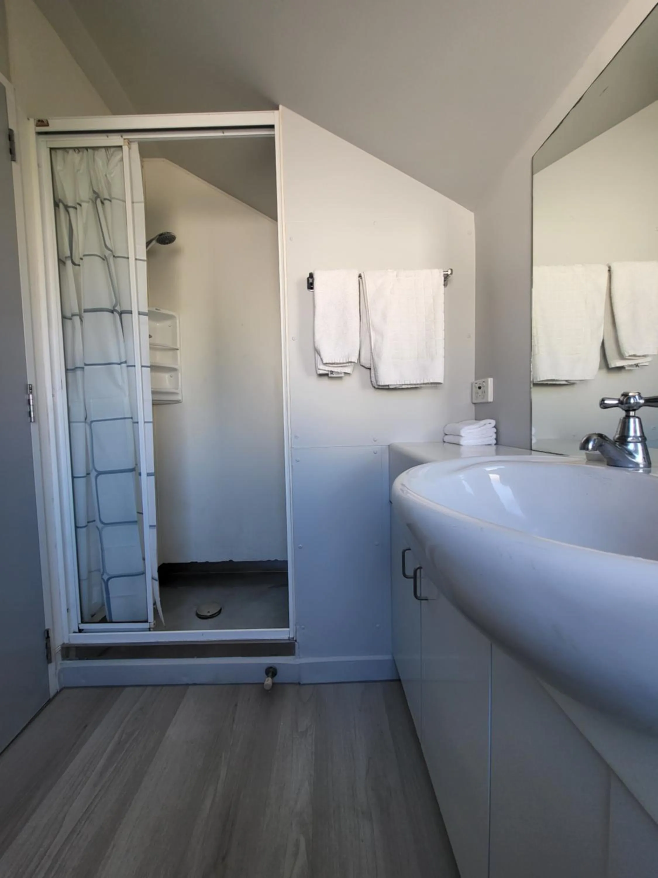 Bathroom in Courtesy Court Motel