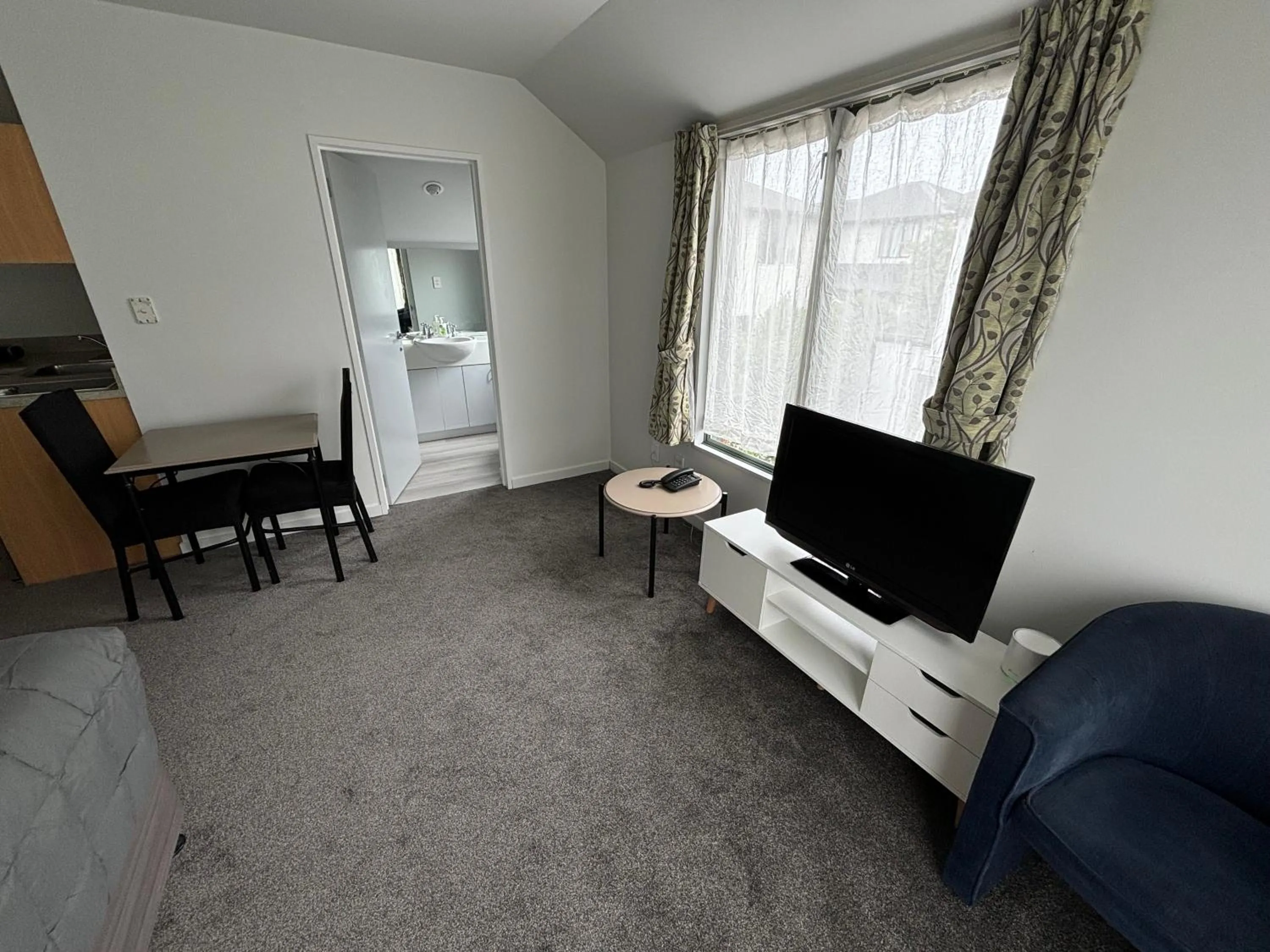 Bedroom in Courtesy Court Motel