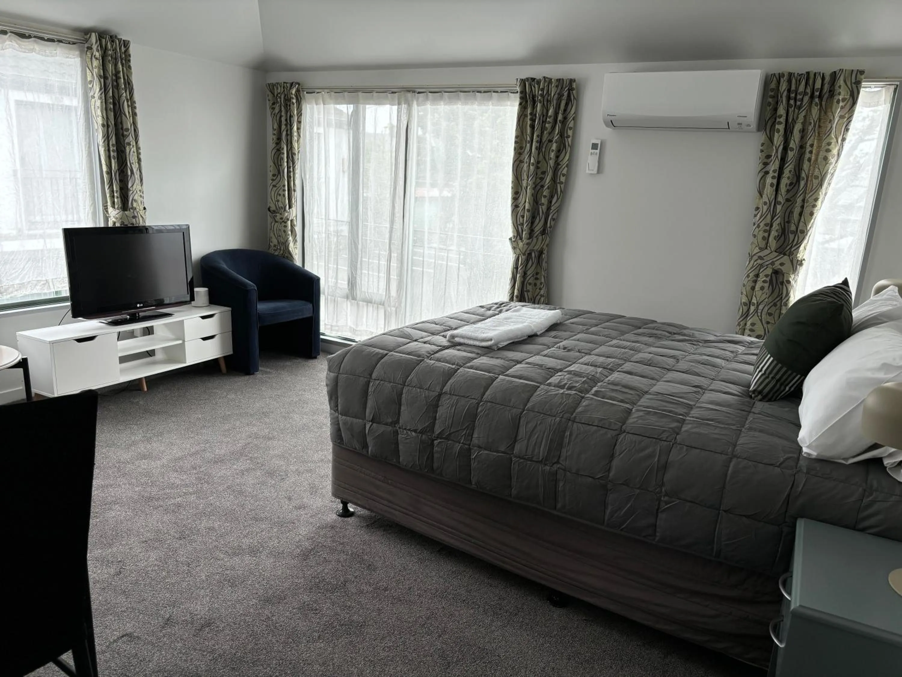 TV and multimedia, Bed in Courtesy Court Motel