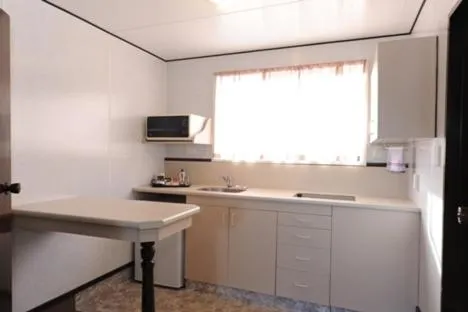 Kitchen or kitchenette in Alcala Motor Lodge