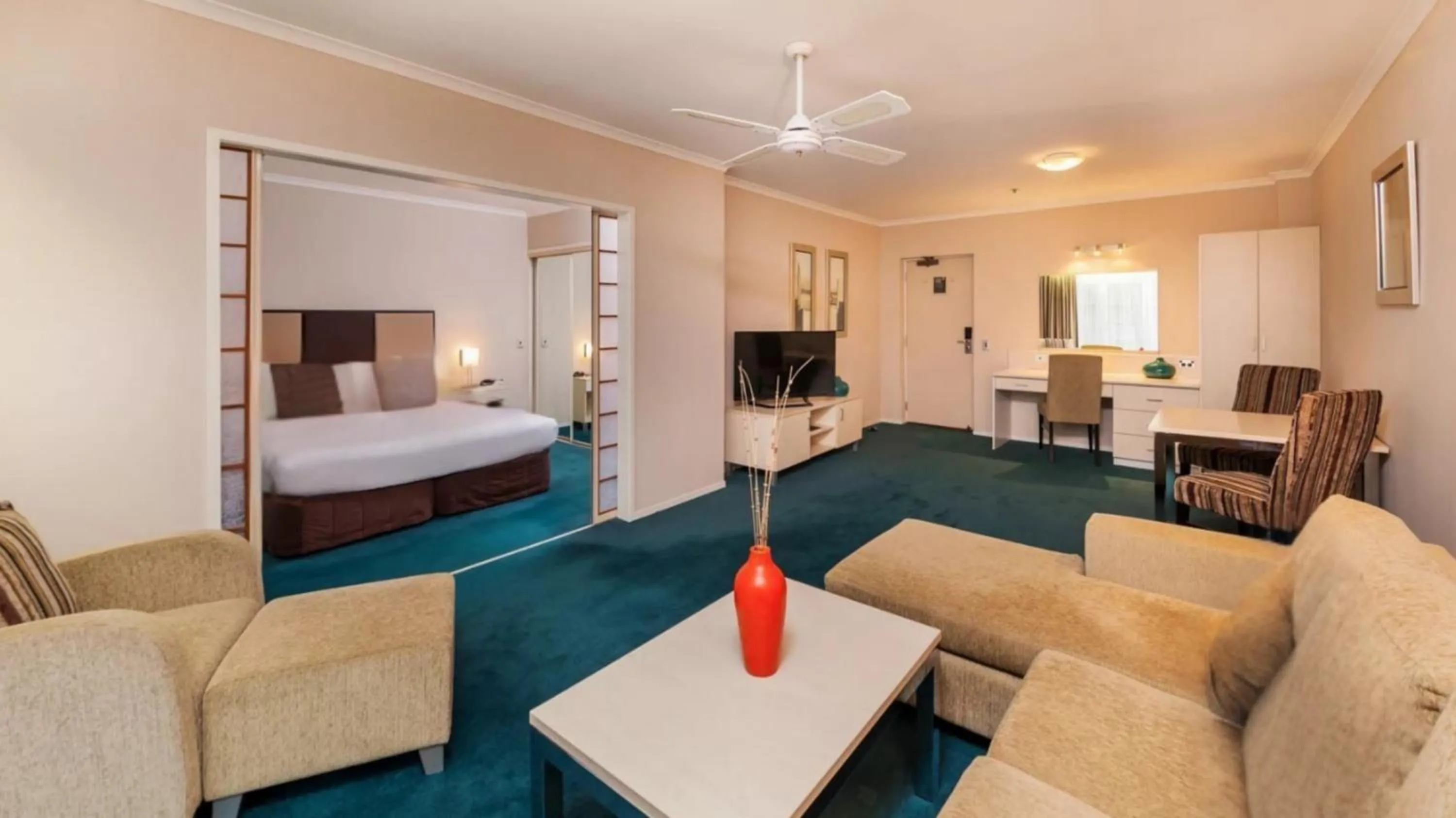 Photo of the whole room, Bed in Wairakei Resort Taupo