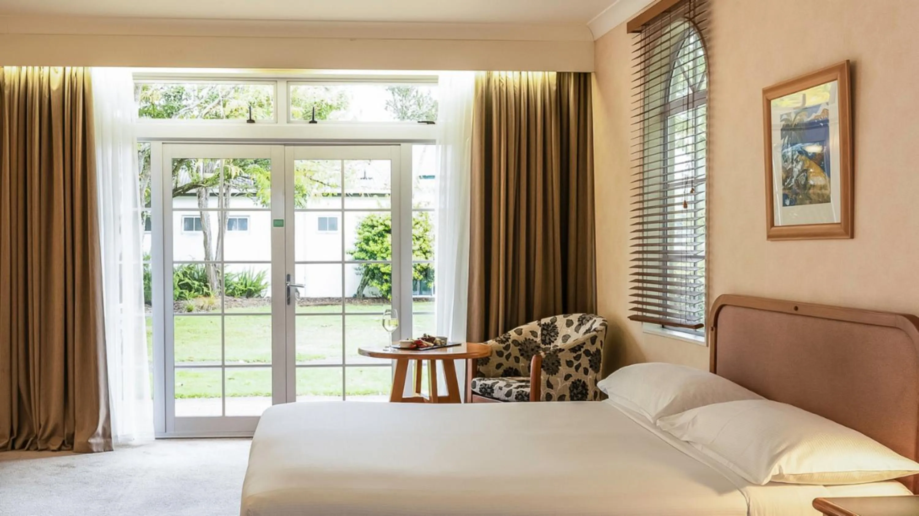 Garden view, Bed in Wairakei Resort Taupo