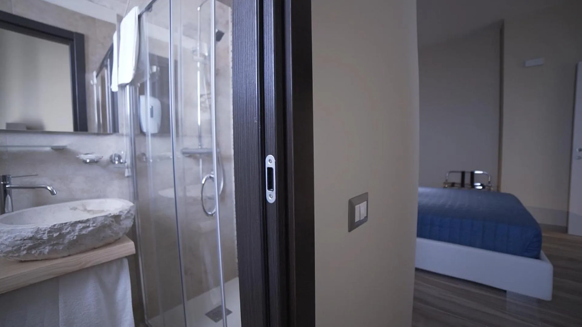 Shower, Bed in Hotel Royal - Beauty & Spa