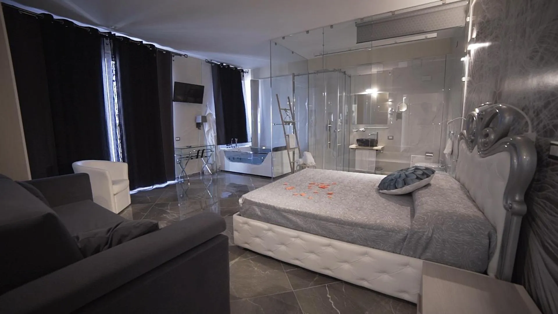 Photo of the whole room, Bed in Hotel Royal - Beauty & Spa