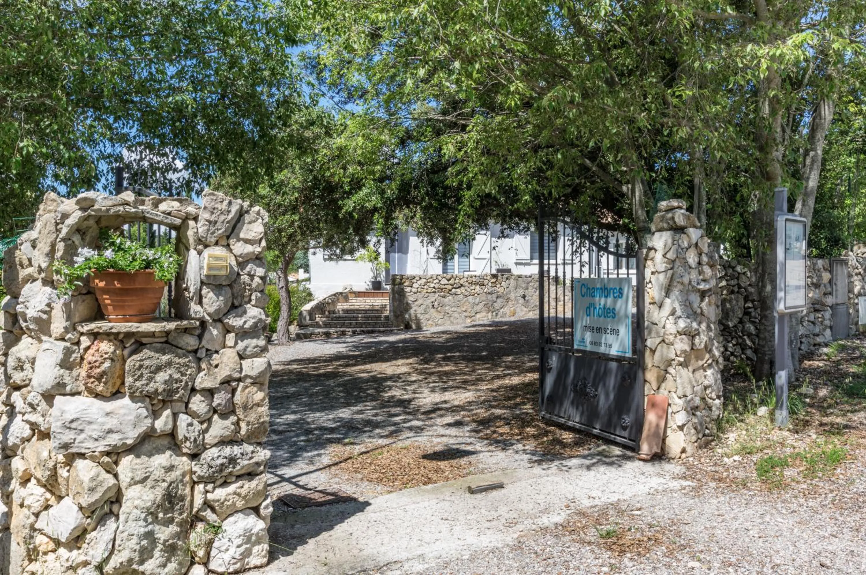 Facade/entrance in Mise en Scène