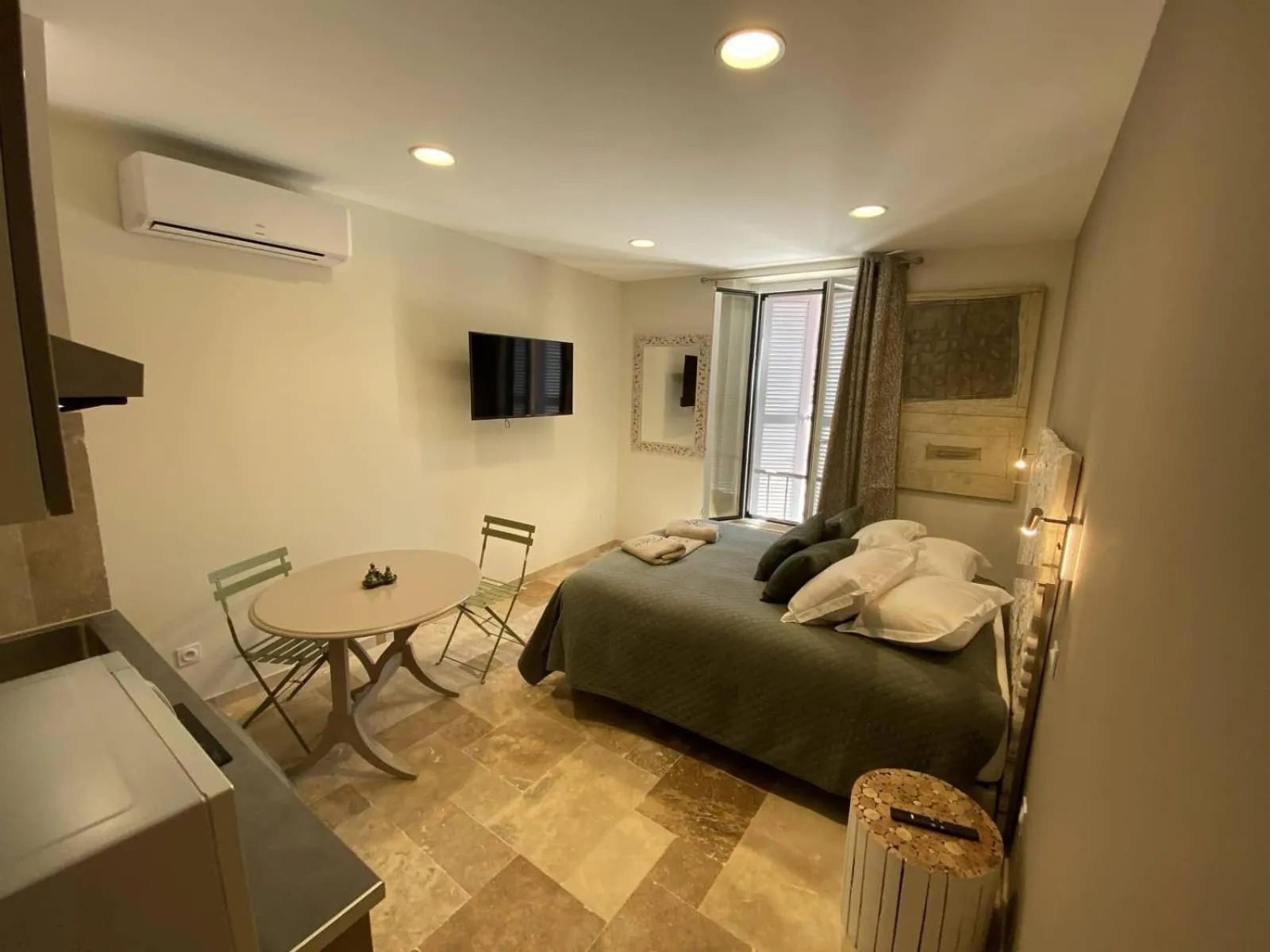 Bedroom, Bed in L'Arche de Porquerolles