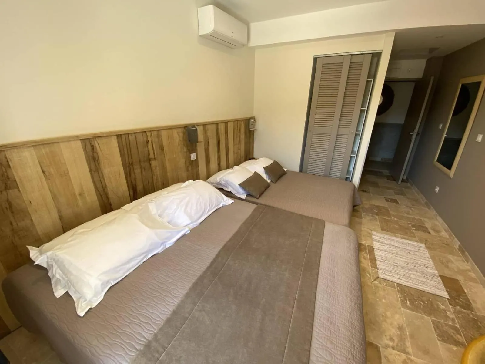 Photo of the whole room, Bed in L'Arche de Porquerolles