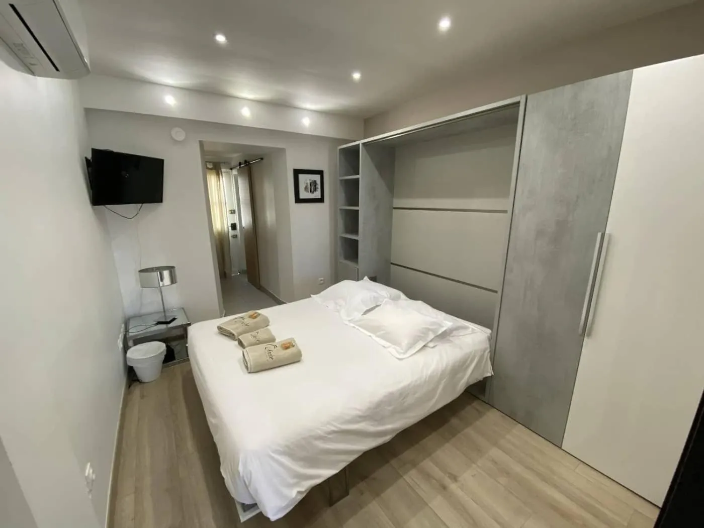 Bedroom, Bed in L'Arche de Porquerolles