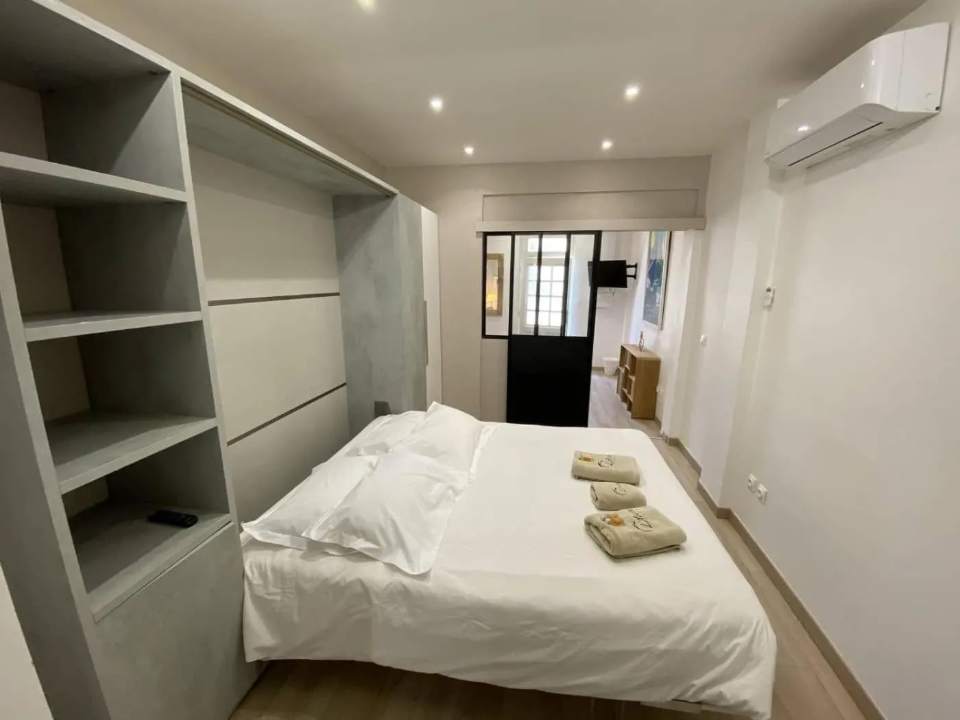 Bedroom, Bed in L'Arche de Porquerolles