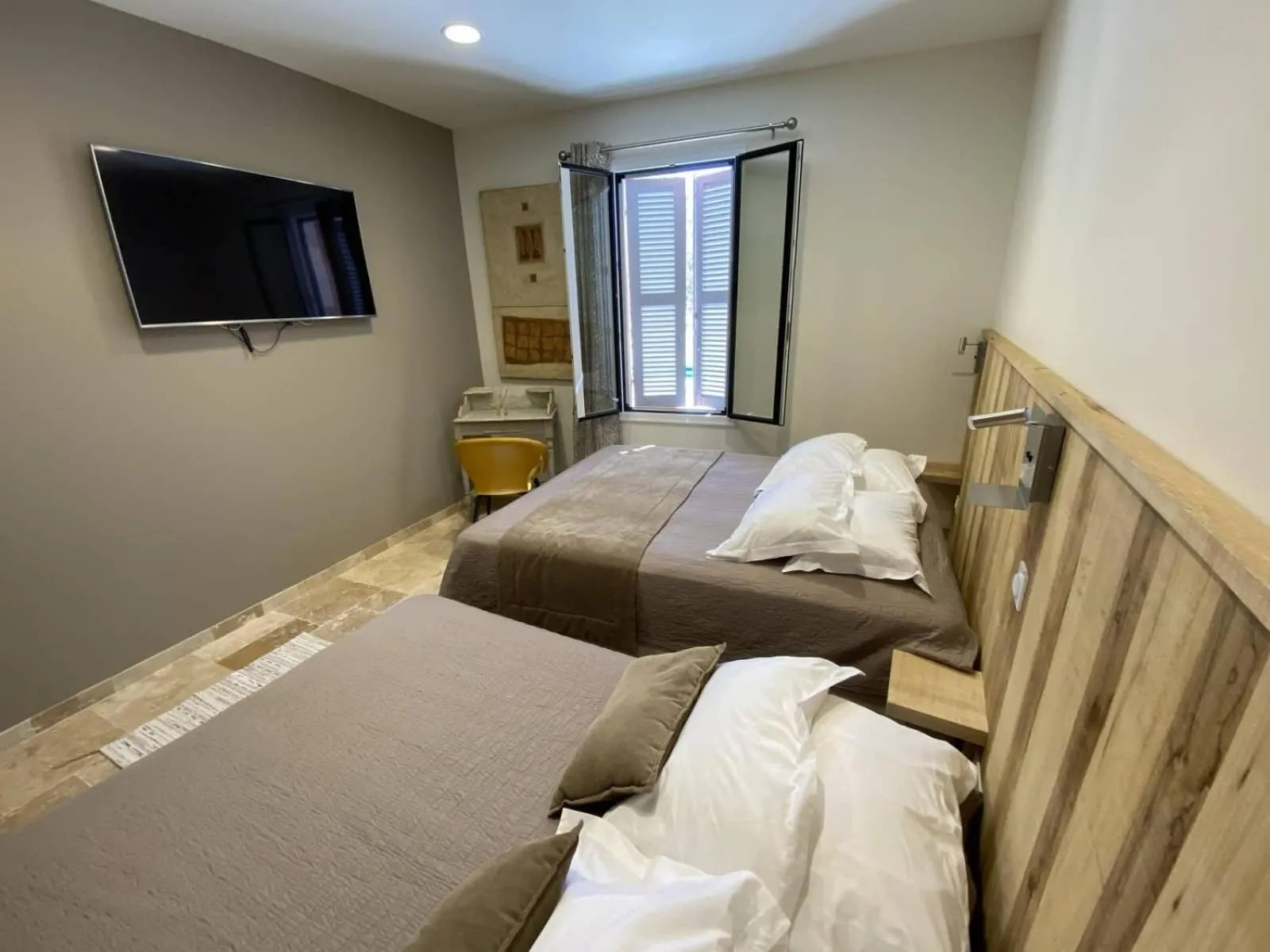 Photo of the whole room, Bed in L'Arche de Porquerolles