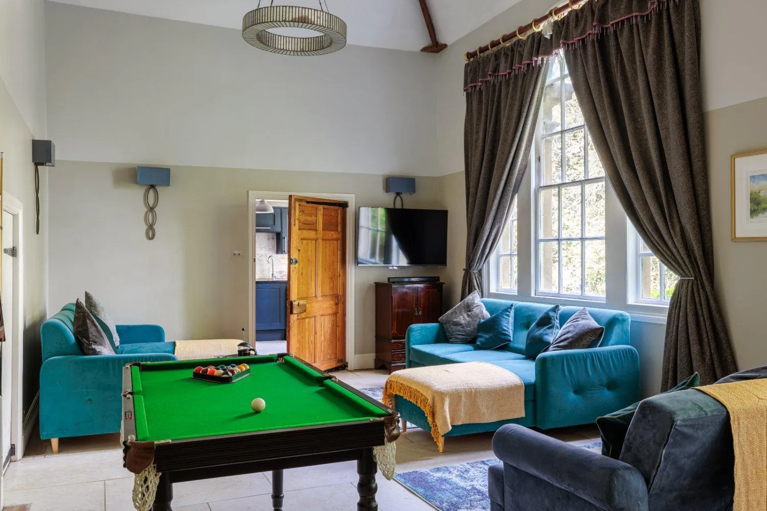 The Old School Rooms Beautiful Georgian apartment, sleeps 12 with Wifi and Parking, near Bath