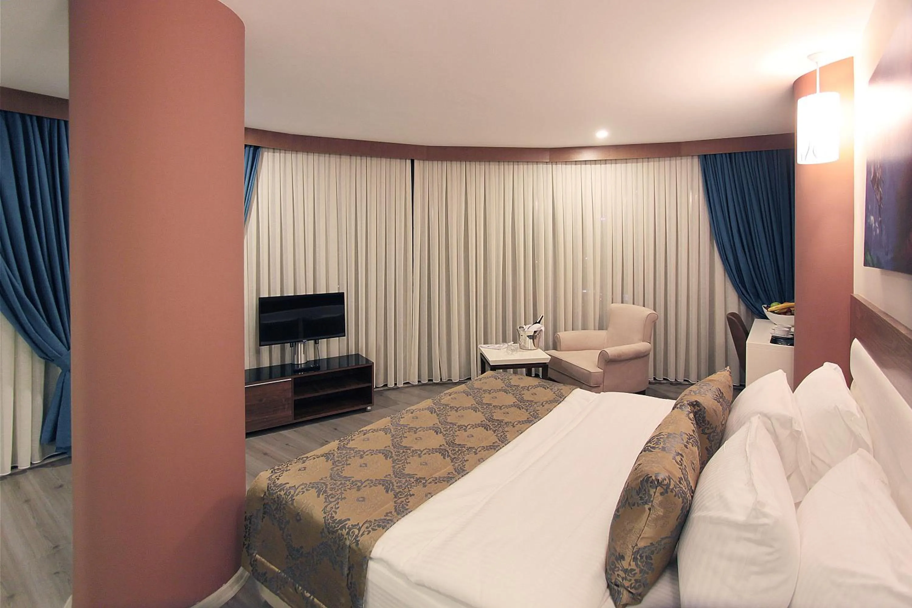 Photo of the whole room, Bed in Forum Suite Otel